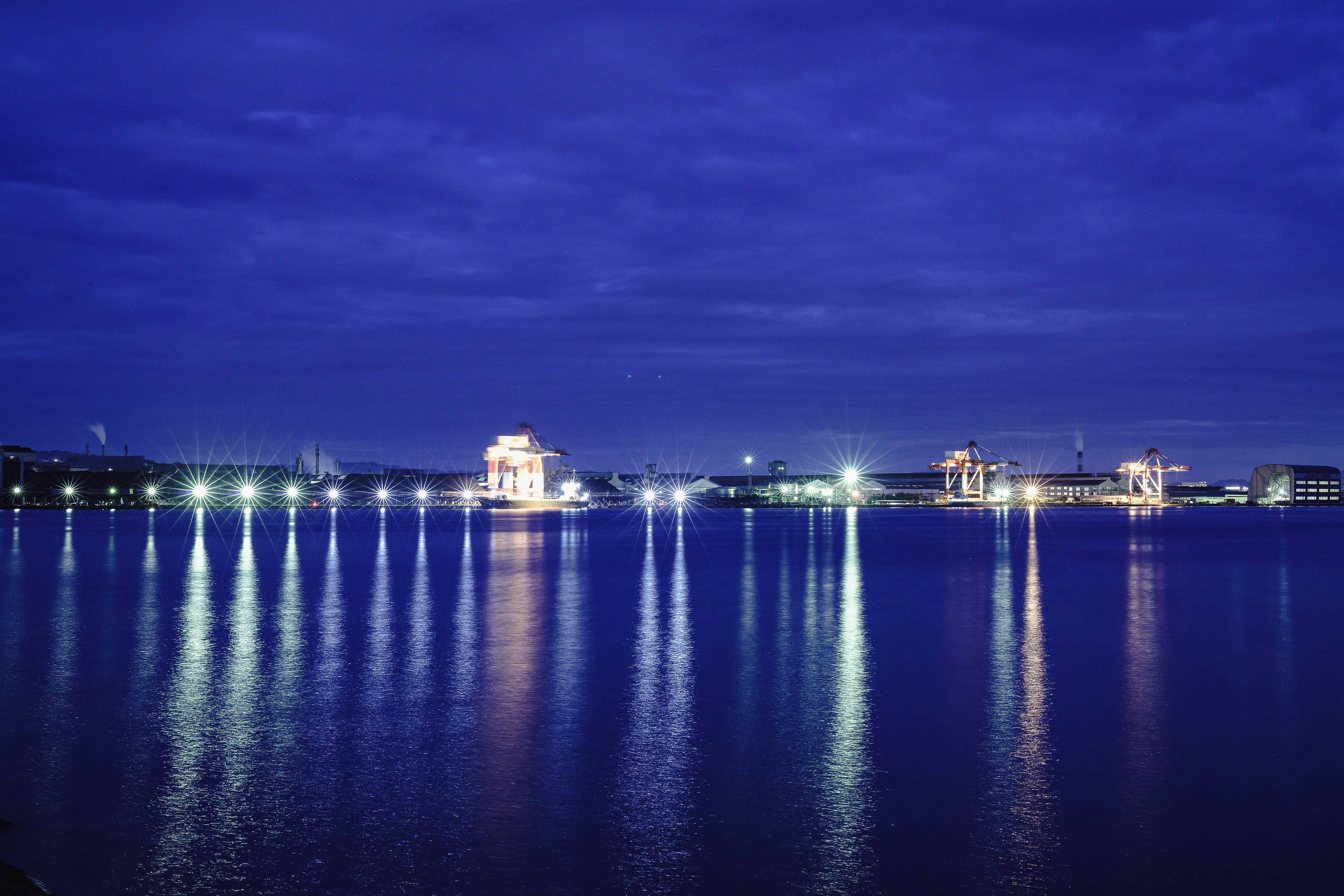 海に伸びる工場夜景の光の写真素材 ぱくたそ