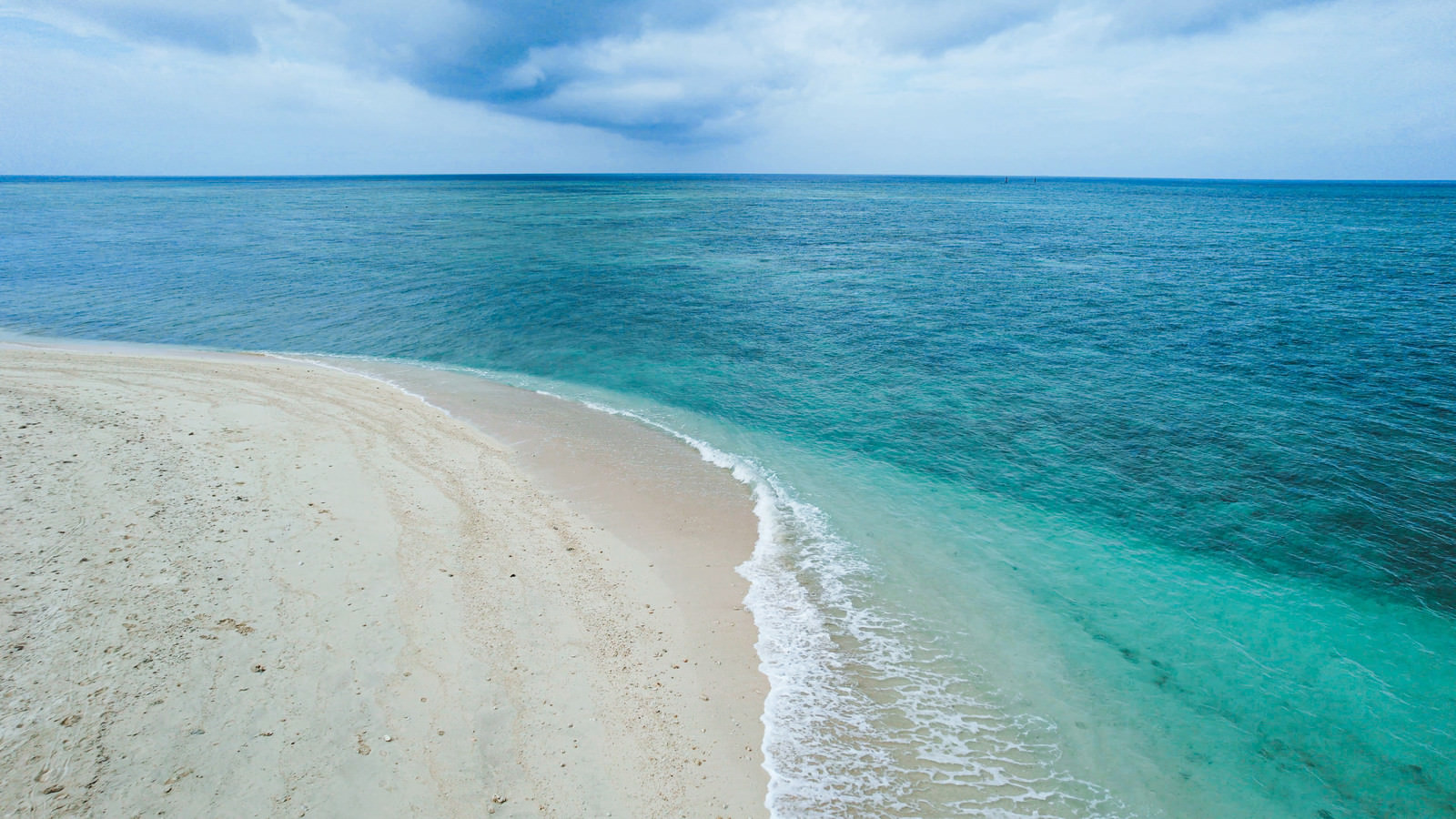 エメラルドに広がる海と砂浜の写真素材 ぱくたそ