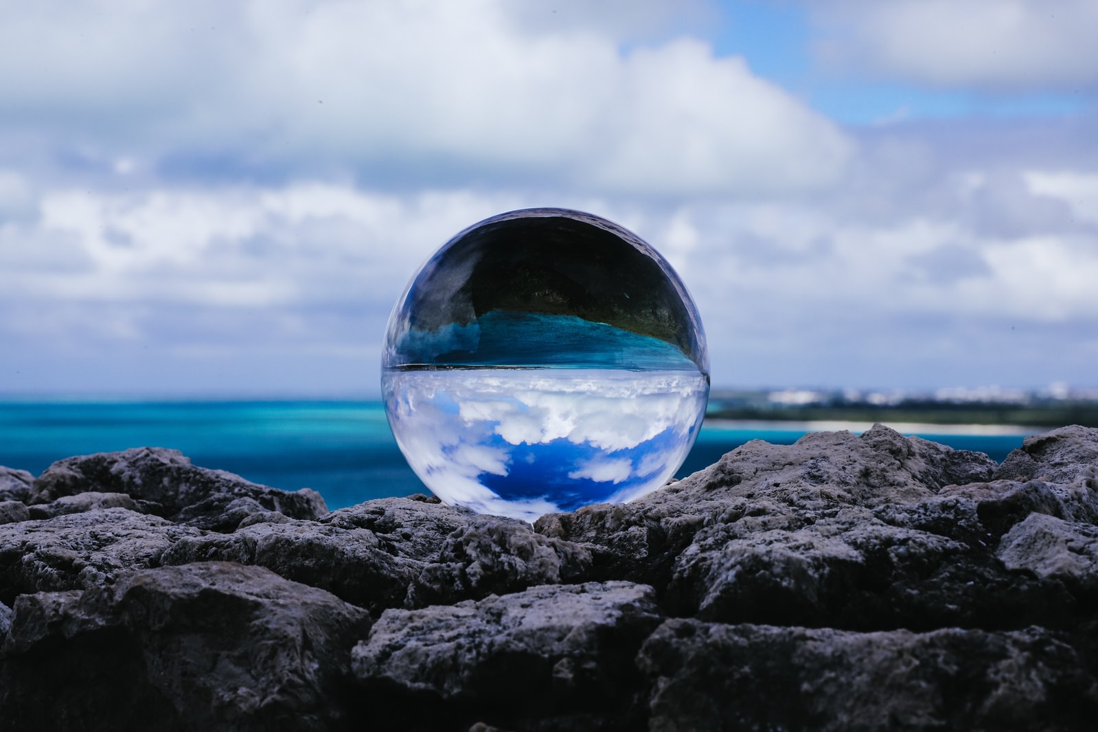 「海岸に置かれた水晶玉」の写真