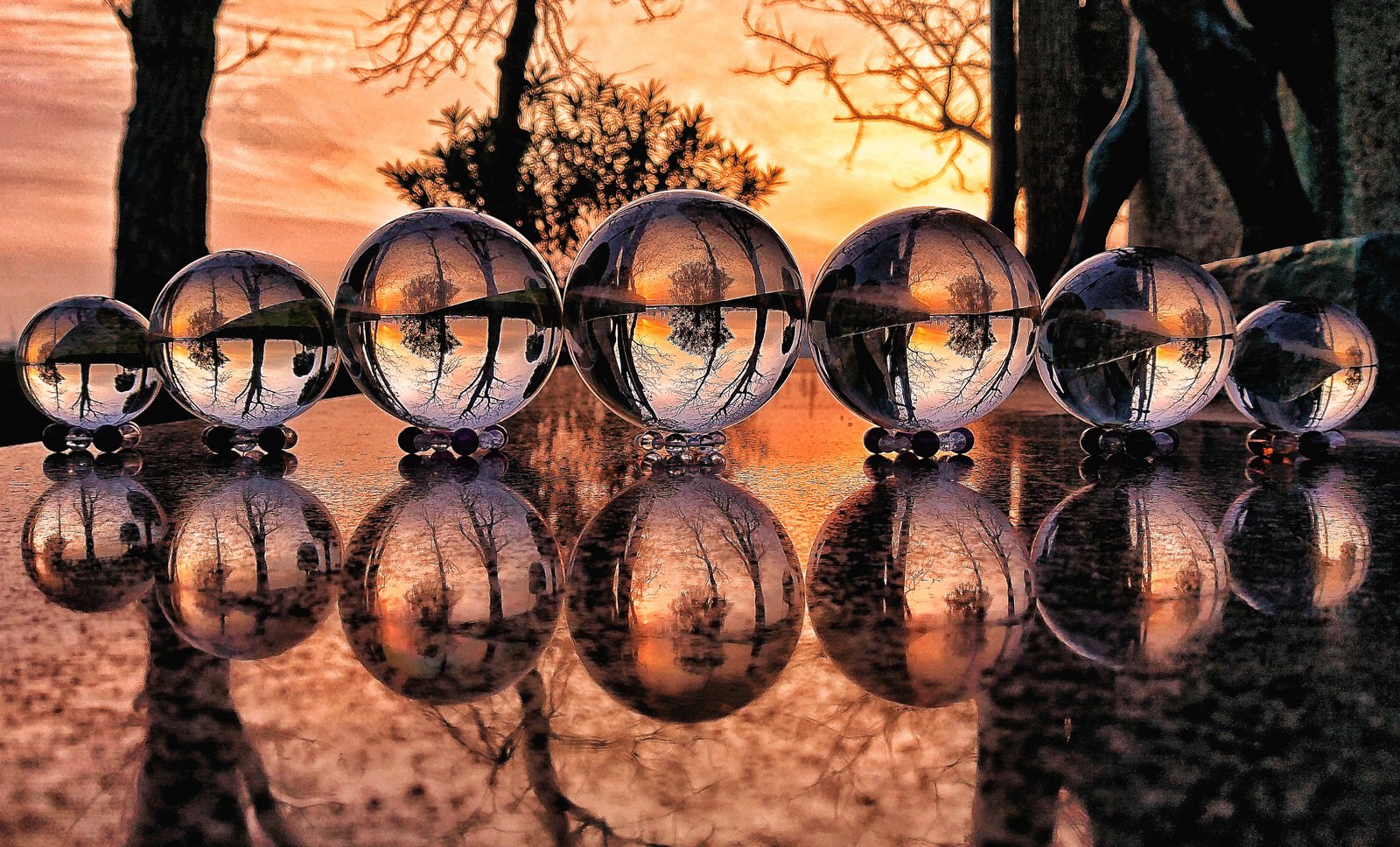 「水晶越しに見る夕焼けとリフレクション」の写真