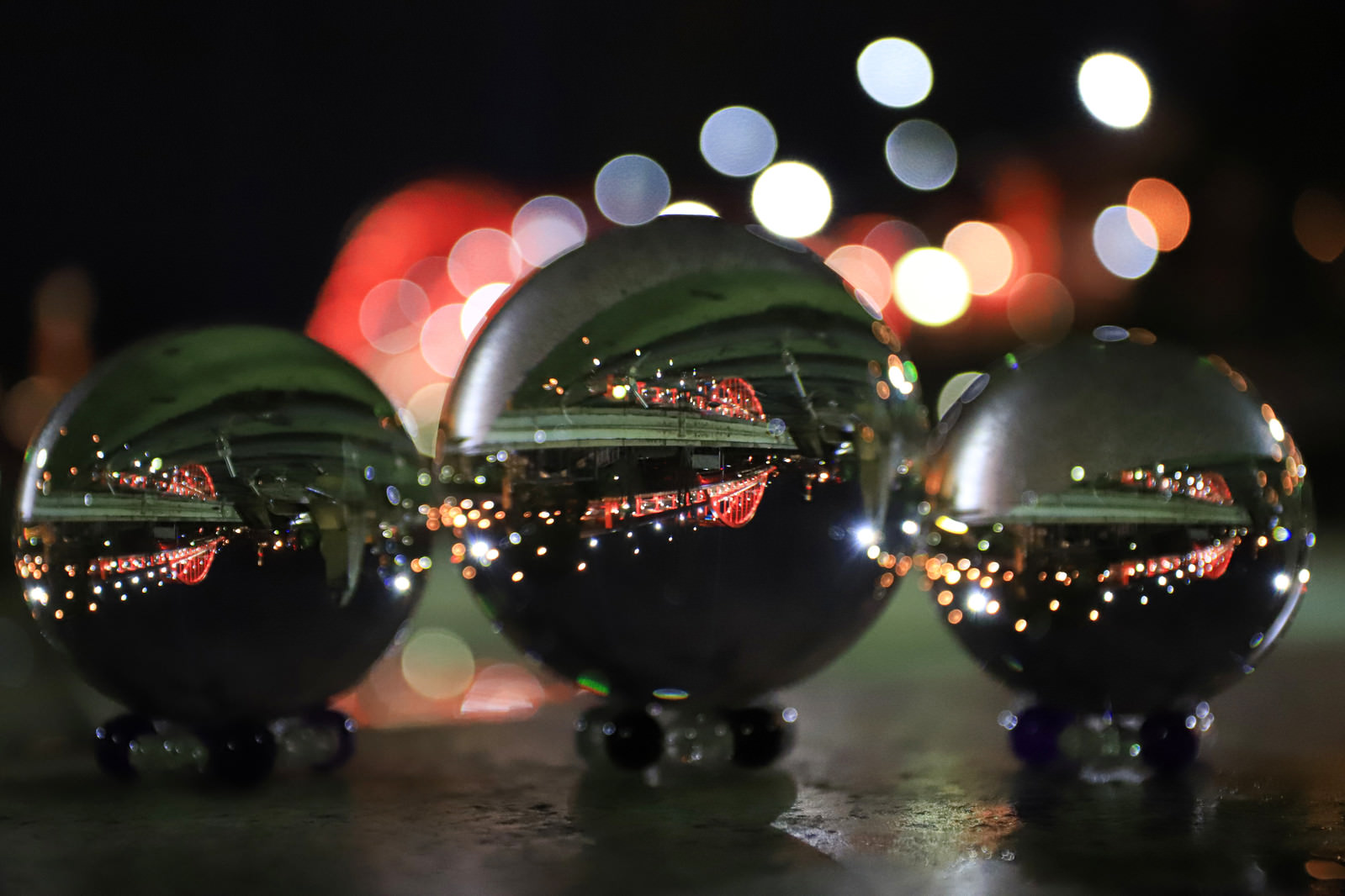 「ライトアップされた神戸大橋の前に並べた水晶玉（兵庫県神戸市中央区） | フリー素材のぱくたそ」の写真