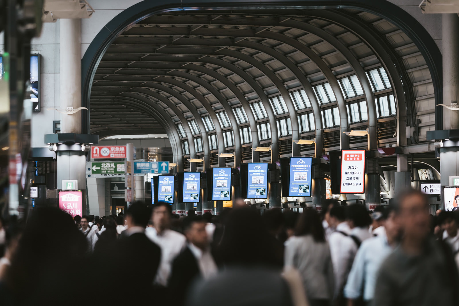 人で溢れる品川駅の写真素材 ぱくたそ