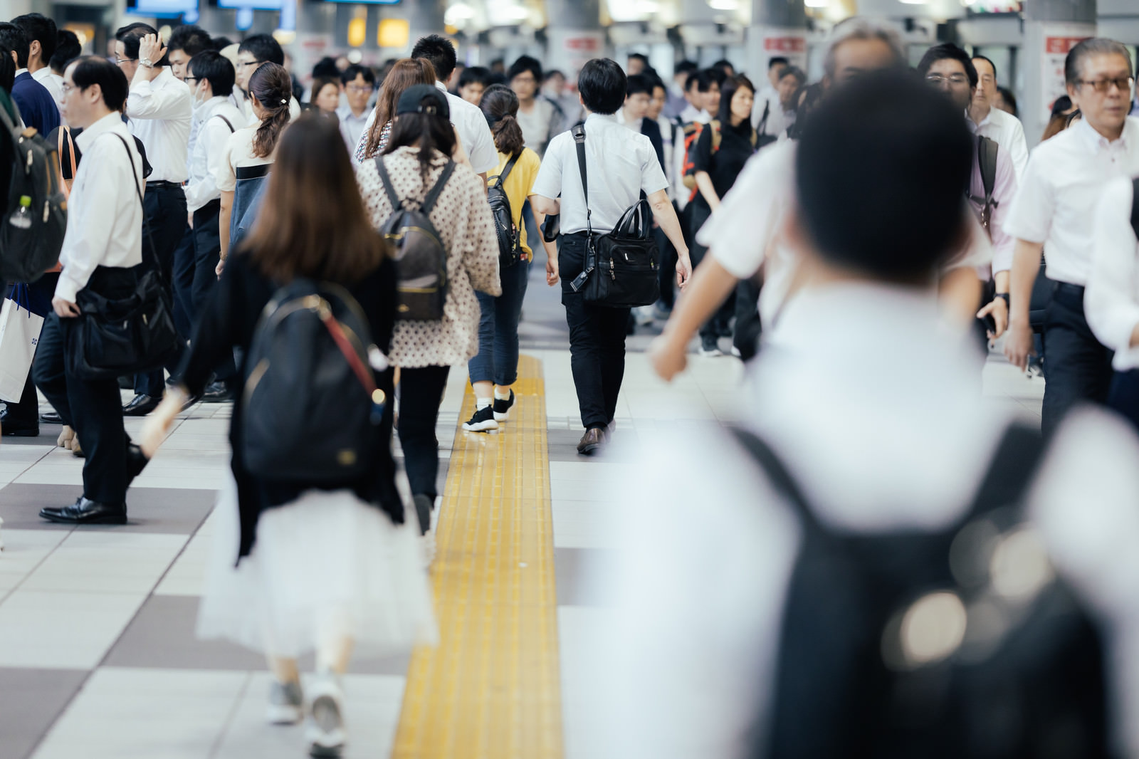 駅前の行き交う会社員 品川駅 の写真 画像 を無料ダウンロード フリー素材のぱくたそ