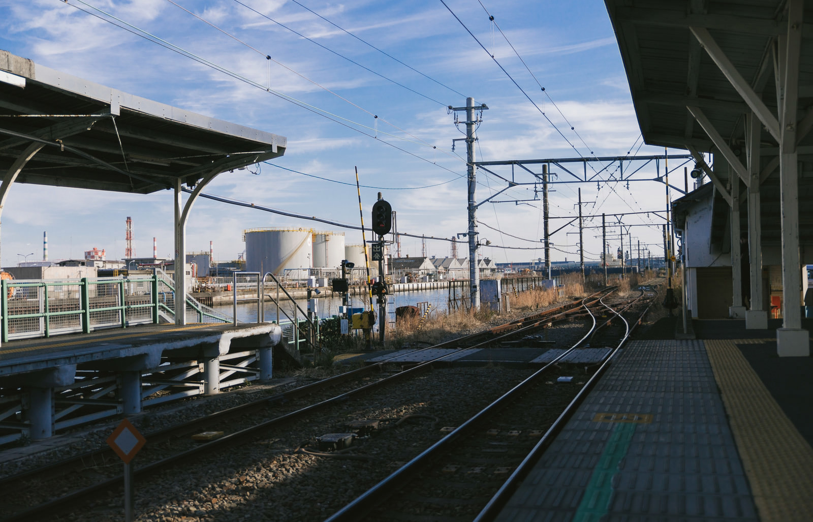 JR鶴見線 新芝浦駅のホームのフリー素材