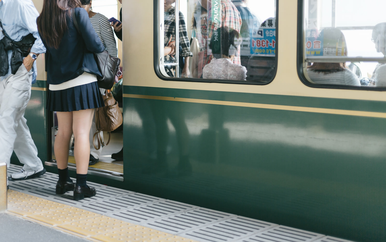 「平日の昼間でも乗車率が高い江ノ電」の写真
