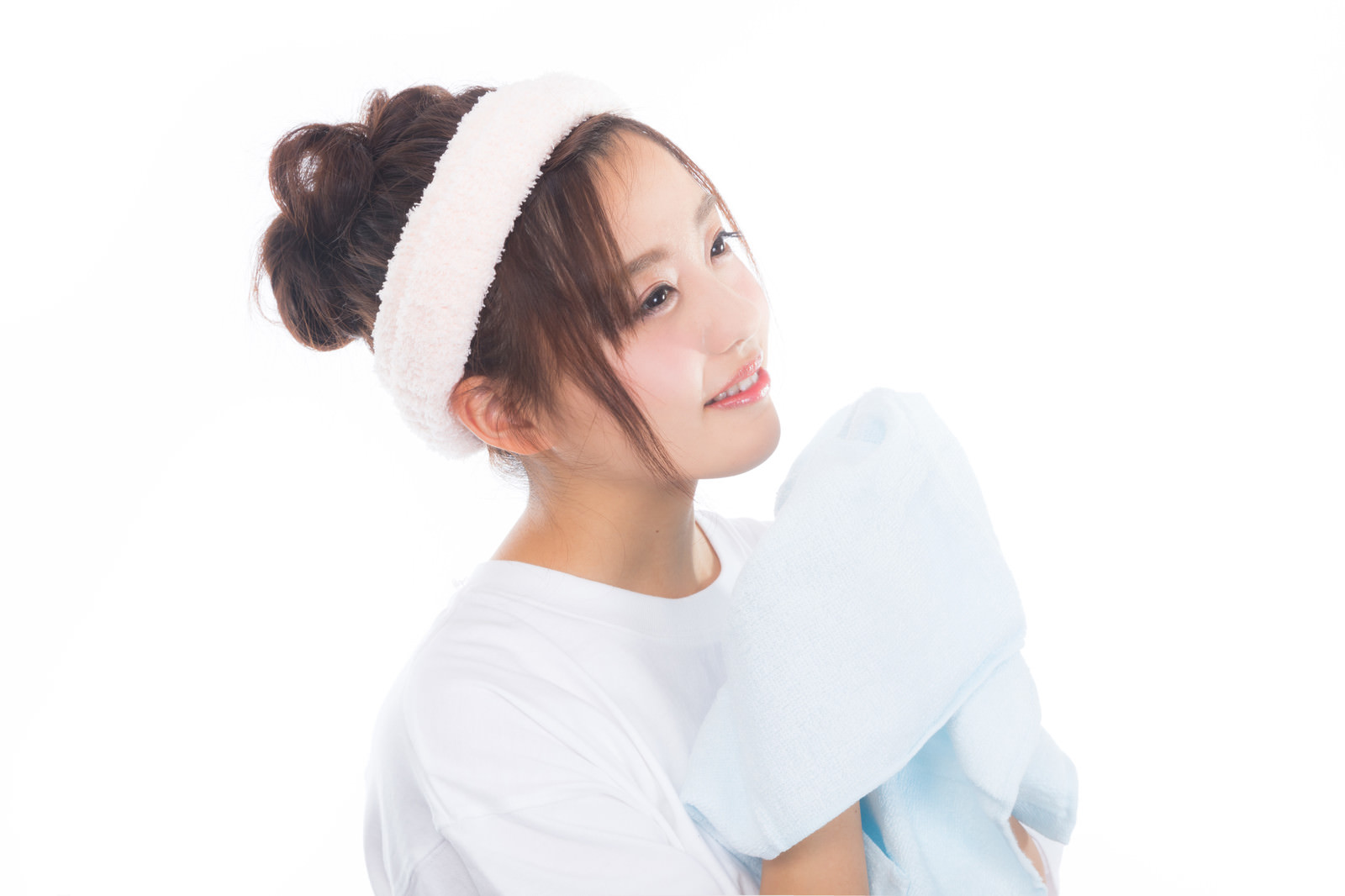 「爽やかな朝にタオルを持って顔を洗う女性」の写真［モデル：河村友歌］