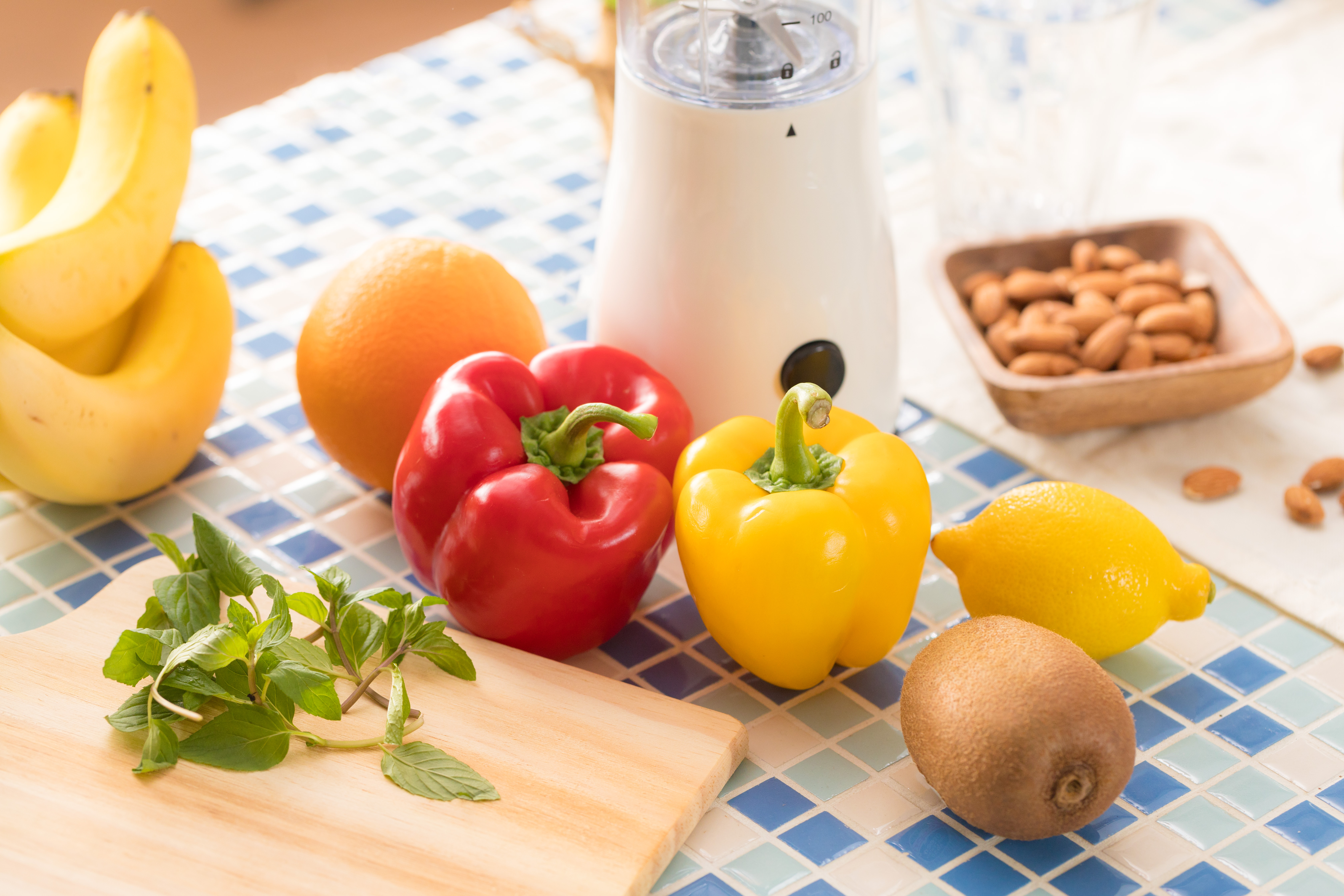 ジューサーとパプリカやキウイなどの写真素材 ぱくたそ