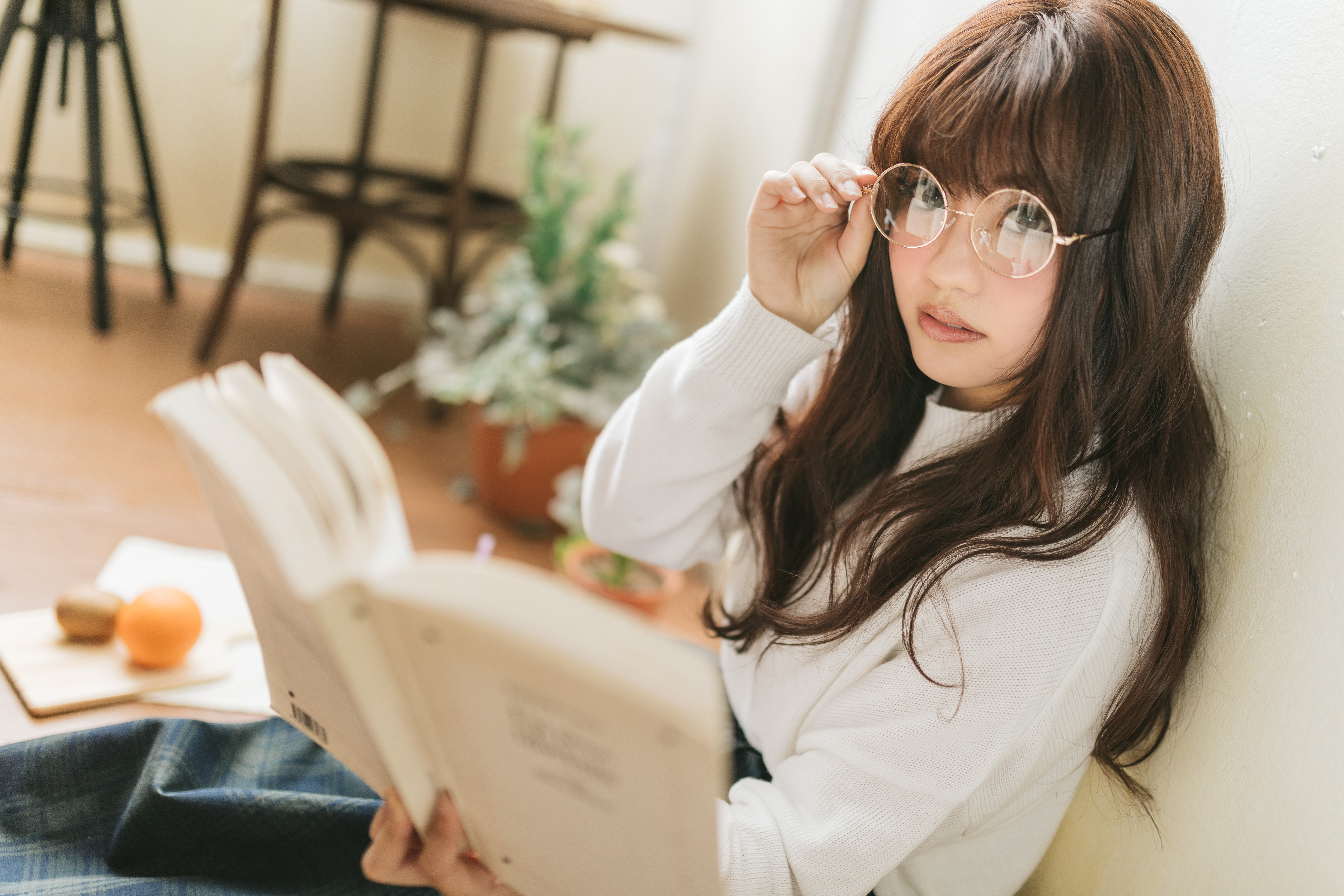 読書中の文系女子の写真 画像 フリー素材 ぱくたそ