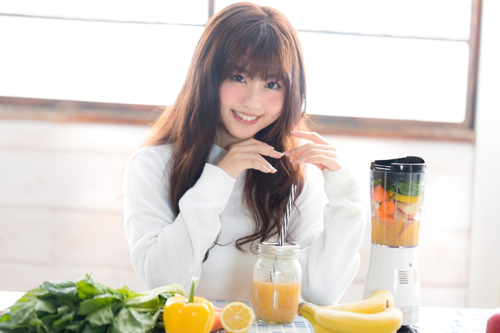 「フルーツのスムージーを作ってご満悦の女性 | フリー素材のぱくたそ」の写真［モデル：河村友歌］