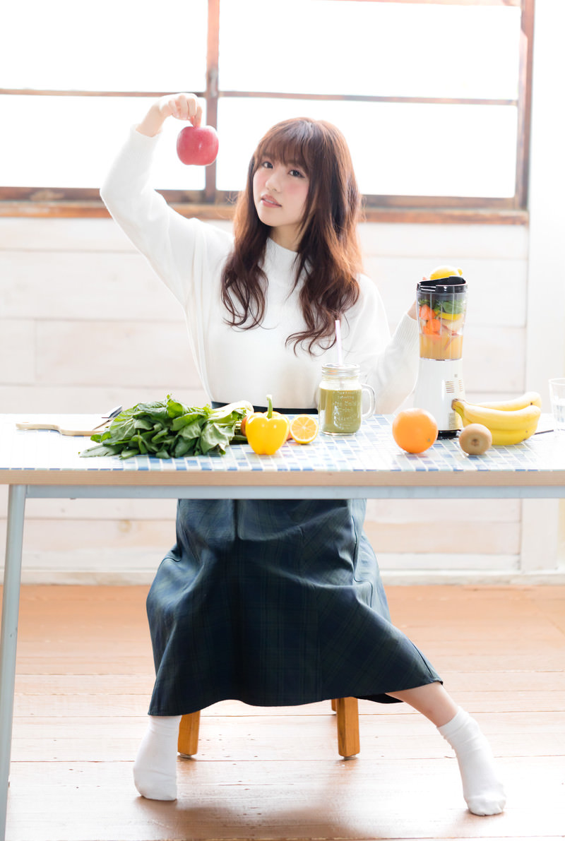 「林檎をスムージーにするか迷う女性 | フリー素材のぱくたそ」の写真［モデル：河村友歌］