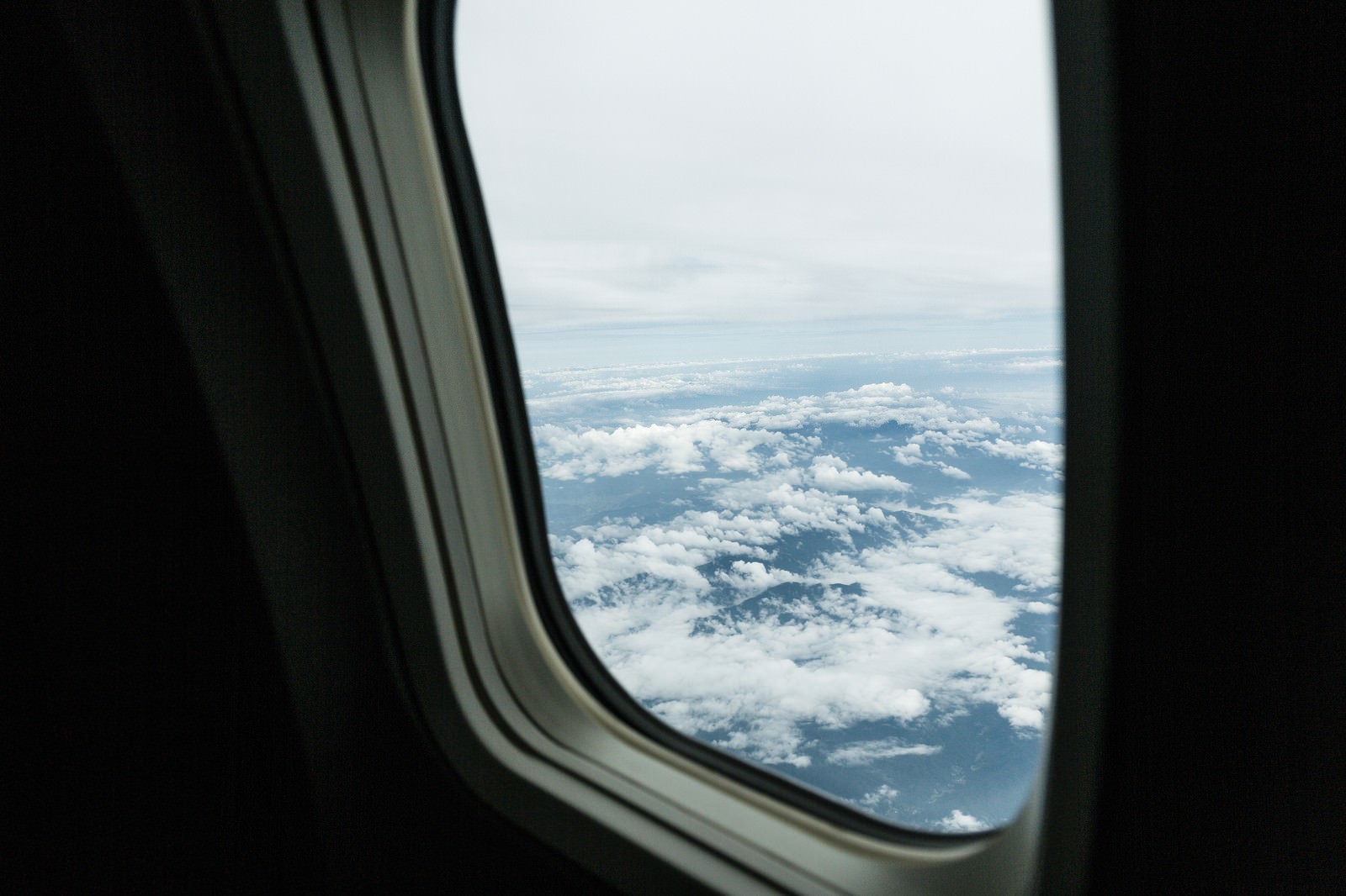 「旅客機の窓から上空の様子」