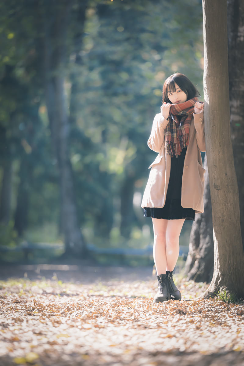 木にもたれかかる女子の写真素材 ぱくたそ