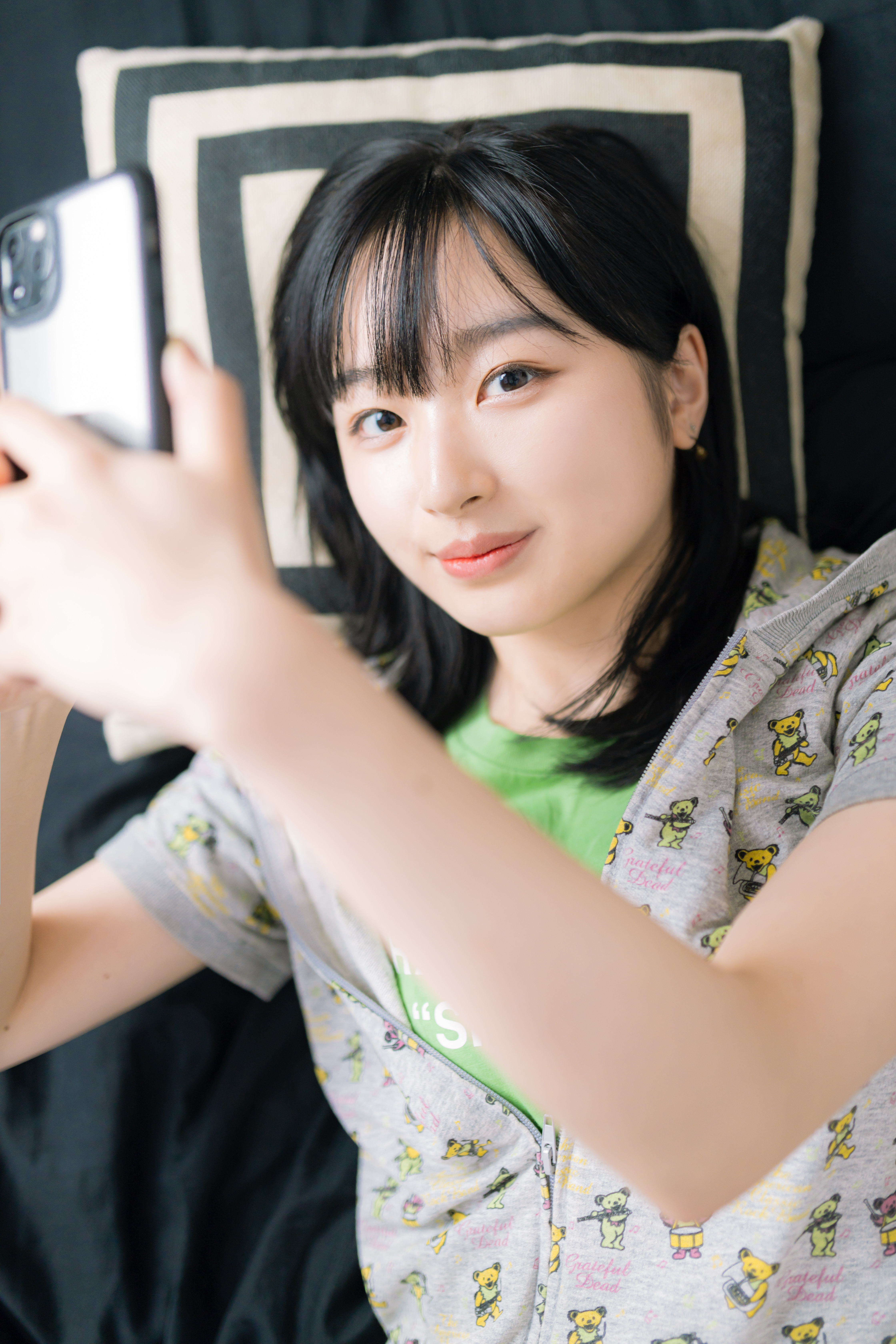 寝ながらスマホを操作する女性の写真を無料ダウンロード フリー素材 ぱくたそ