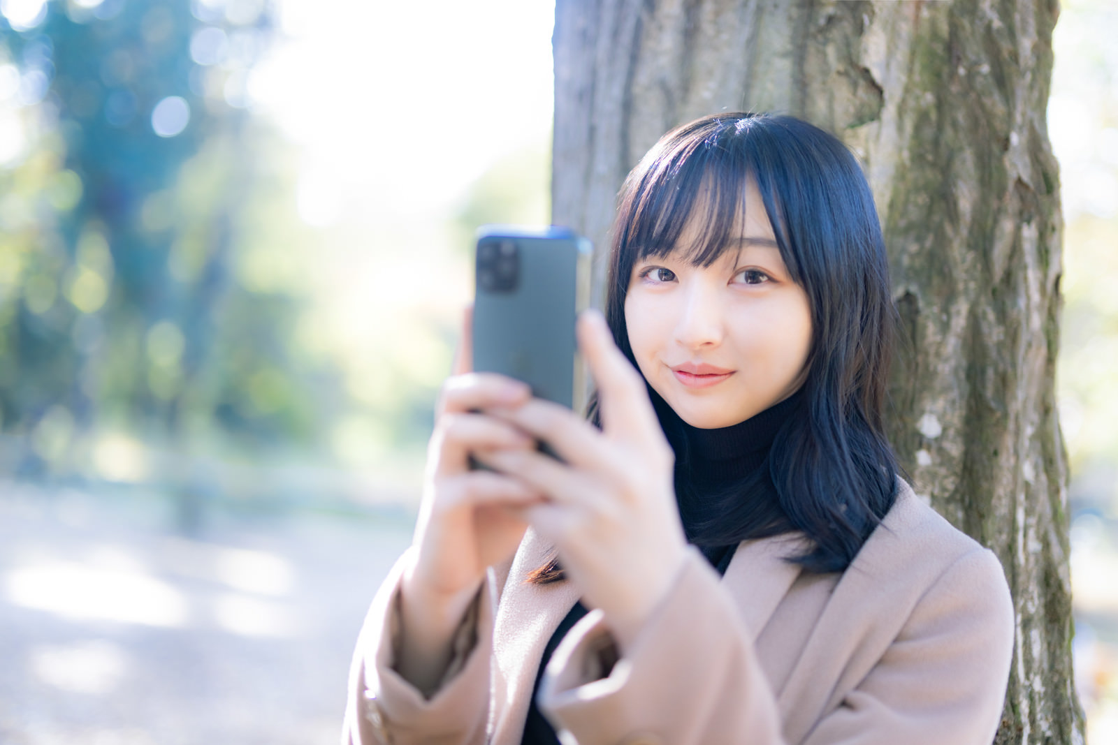 「スマホアプリ系の広告に使いやすいスマホ女子」の写真［モデル：井隼そら］