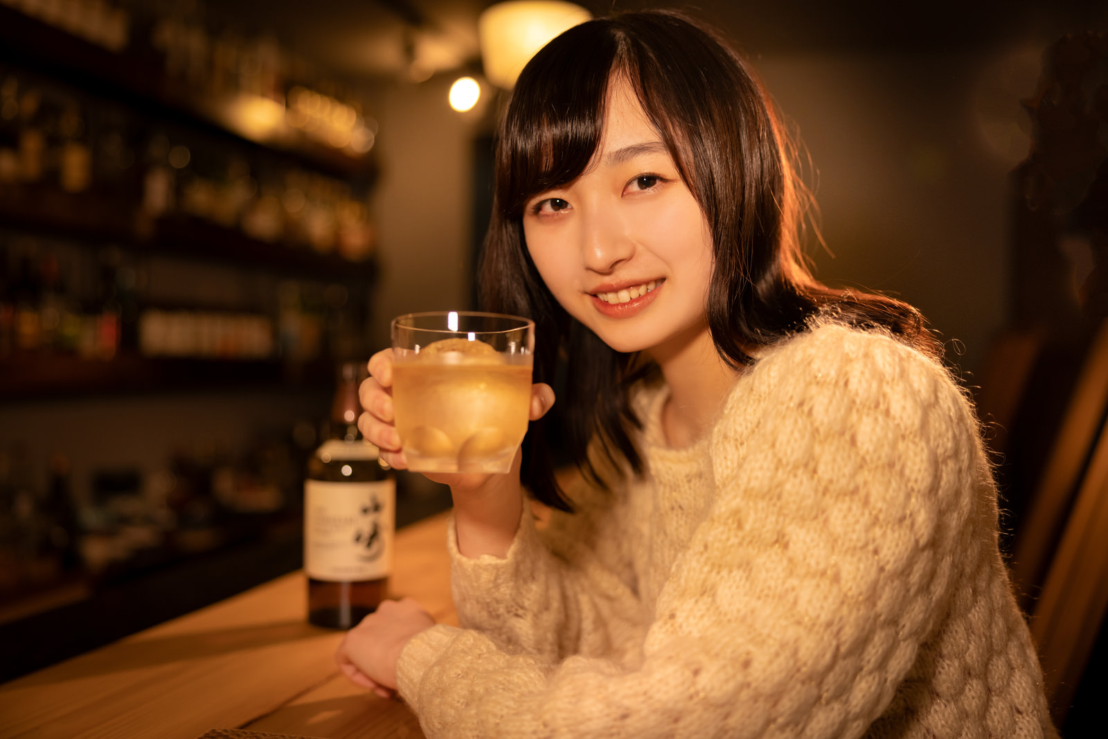 「BARで彼女と乾杯」の写真［モデル：井隼そら］