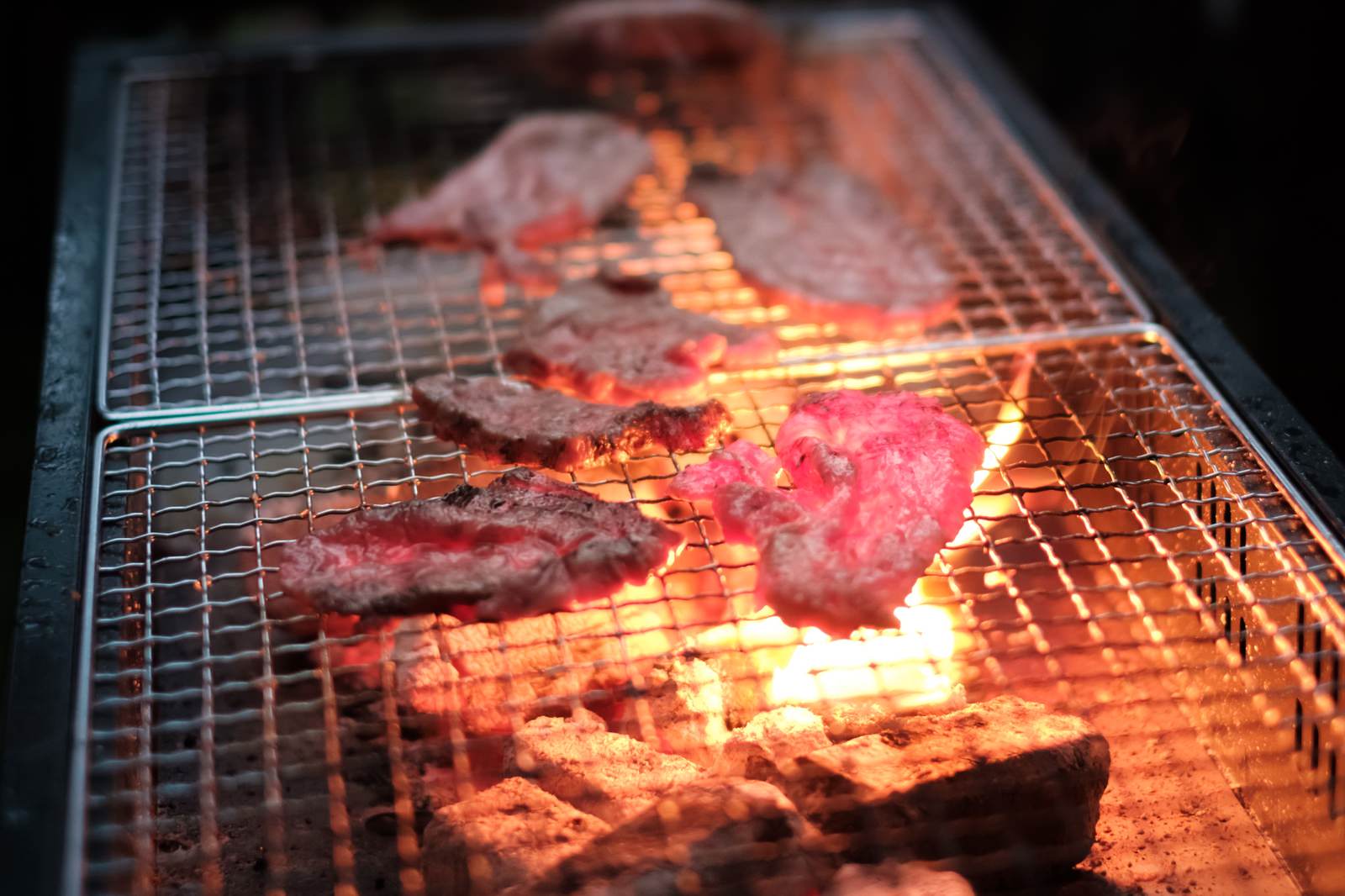 「炭火で網焼きした肉 | ぱくたそフリー素材」の写真