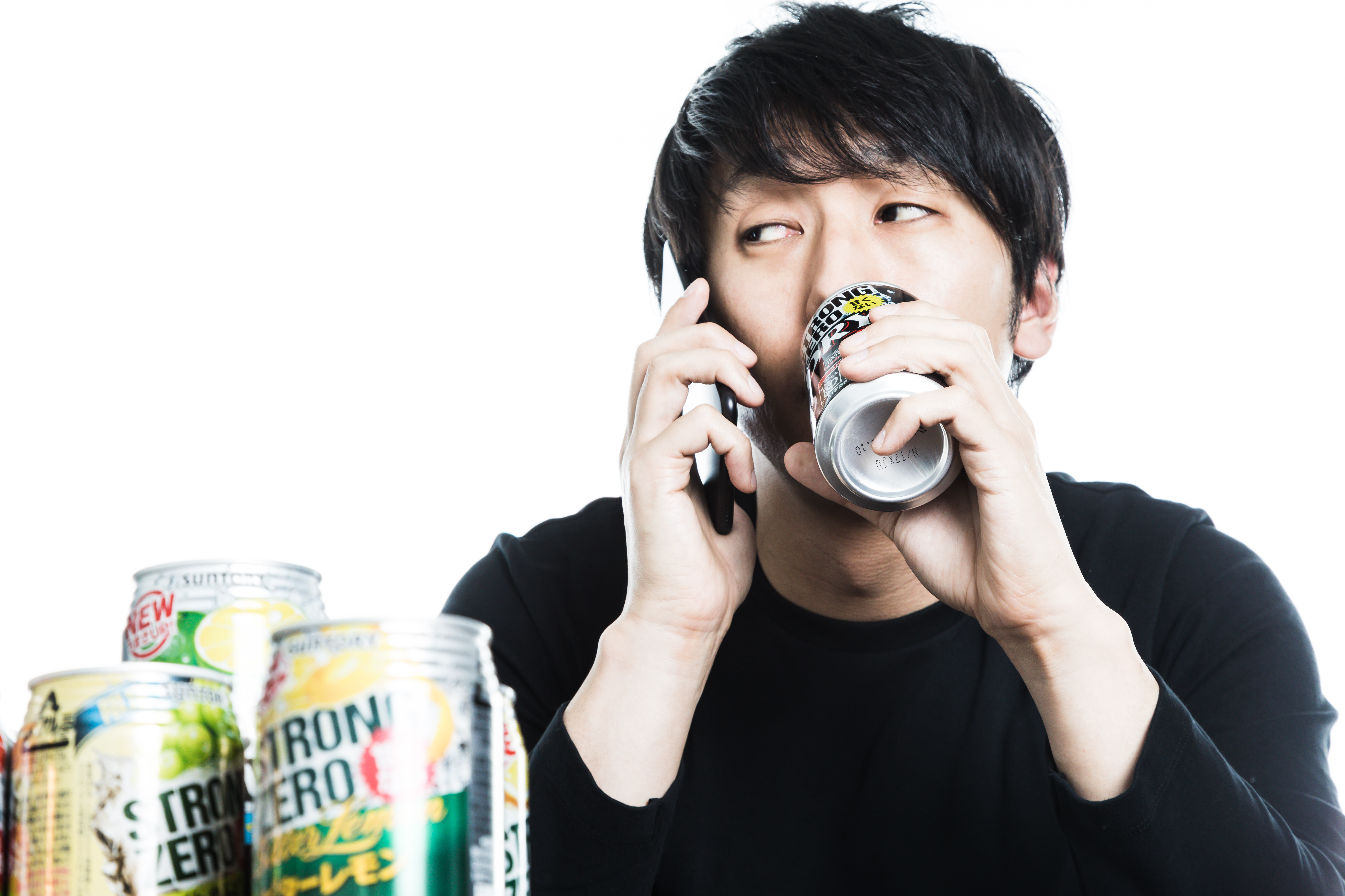 昼間から缶チューハイを飲みながらクライアントにリスケを伝えるダメフリーランスの写真素材 ぱくたそ