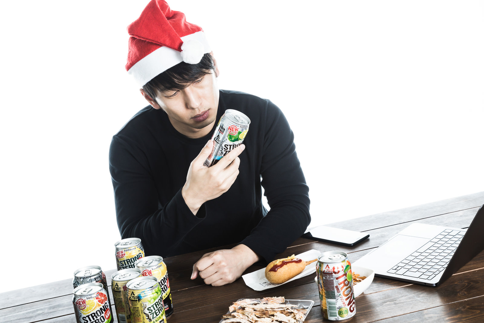 「自分へのクリスマスプレゼントは缶チューハイ | フリー素材のぱくたそ」の写真［モデル：大川竜弥］