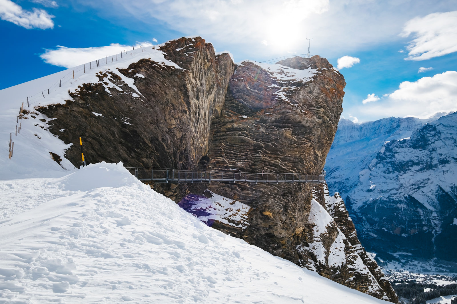 「断崖絶壁のクリフウォーク（グリンデルワルト・スイス） | フリー素材のぱくたそ」の写真