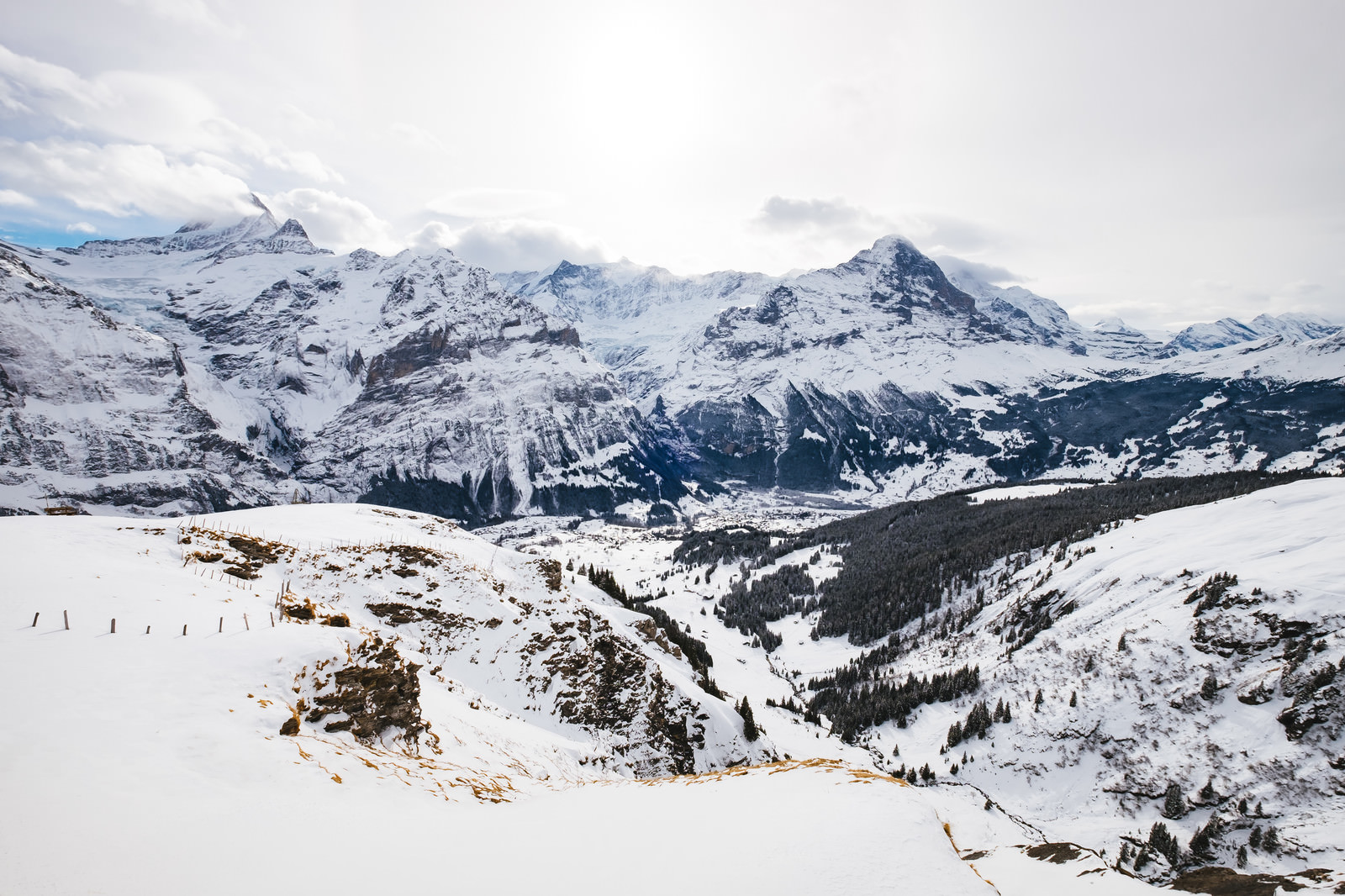 「雪のアルプス山脈（スイス） | フリー素材のぱくたそ」の写真