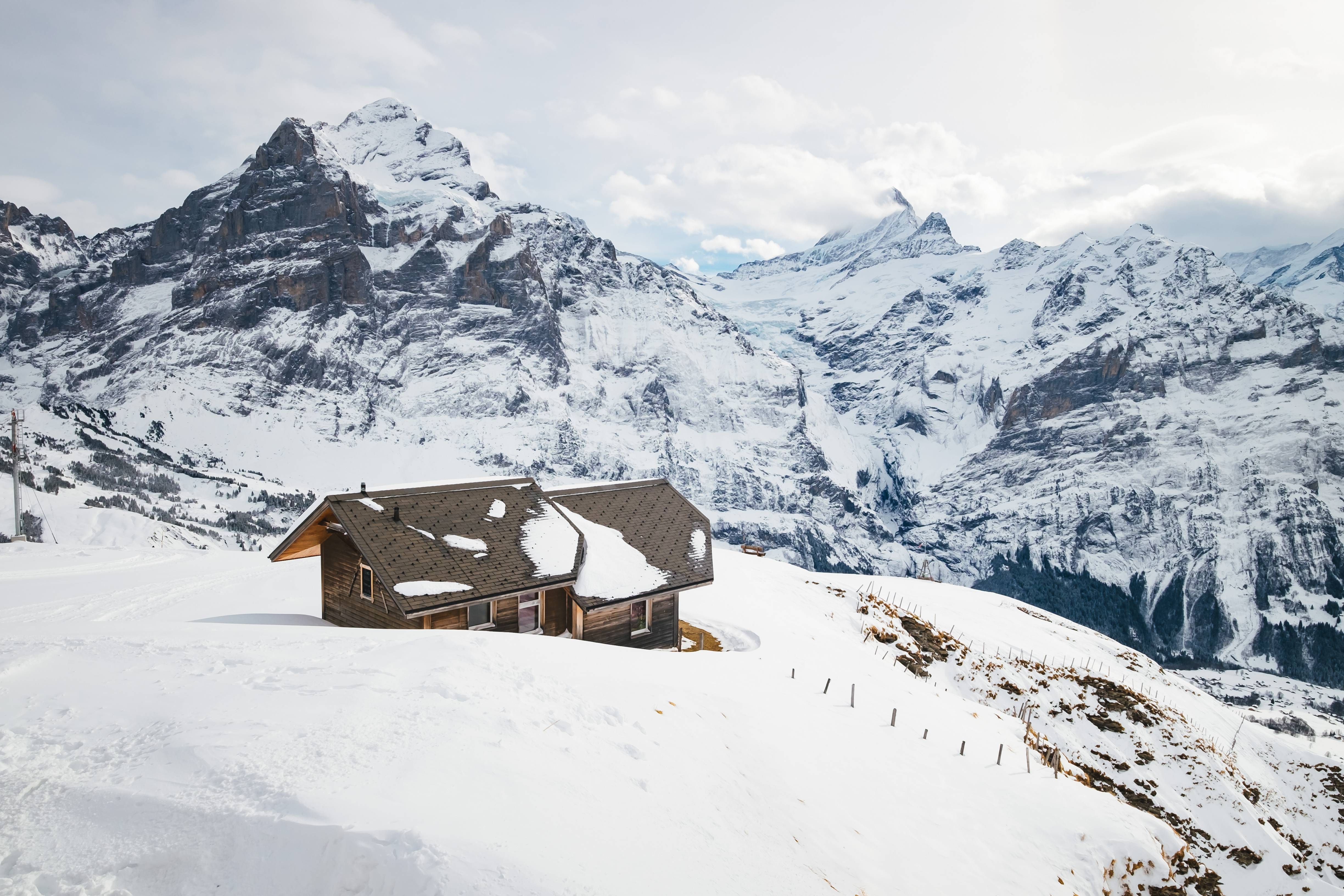 アルプス山脈の絶景が眺められる山小屋 スイス の写真素材 ぱくたそ