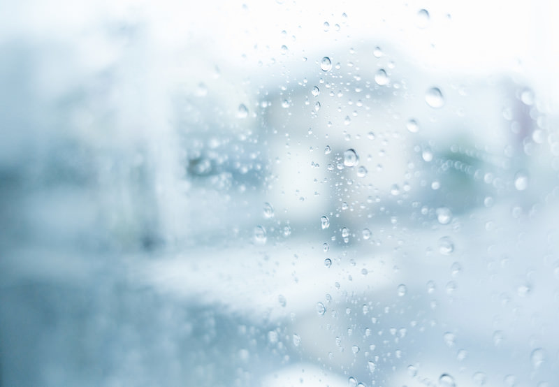 窓ガラスの雨粒の無料の写真素材（フリー素材）をダウンロード ぱくたそ