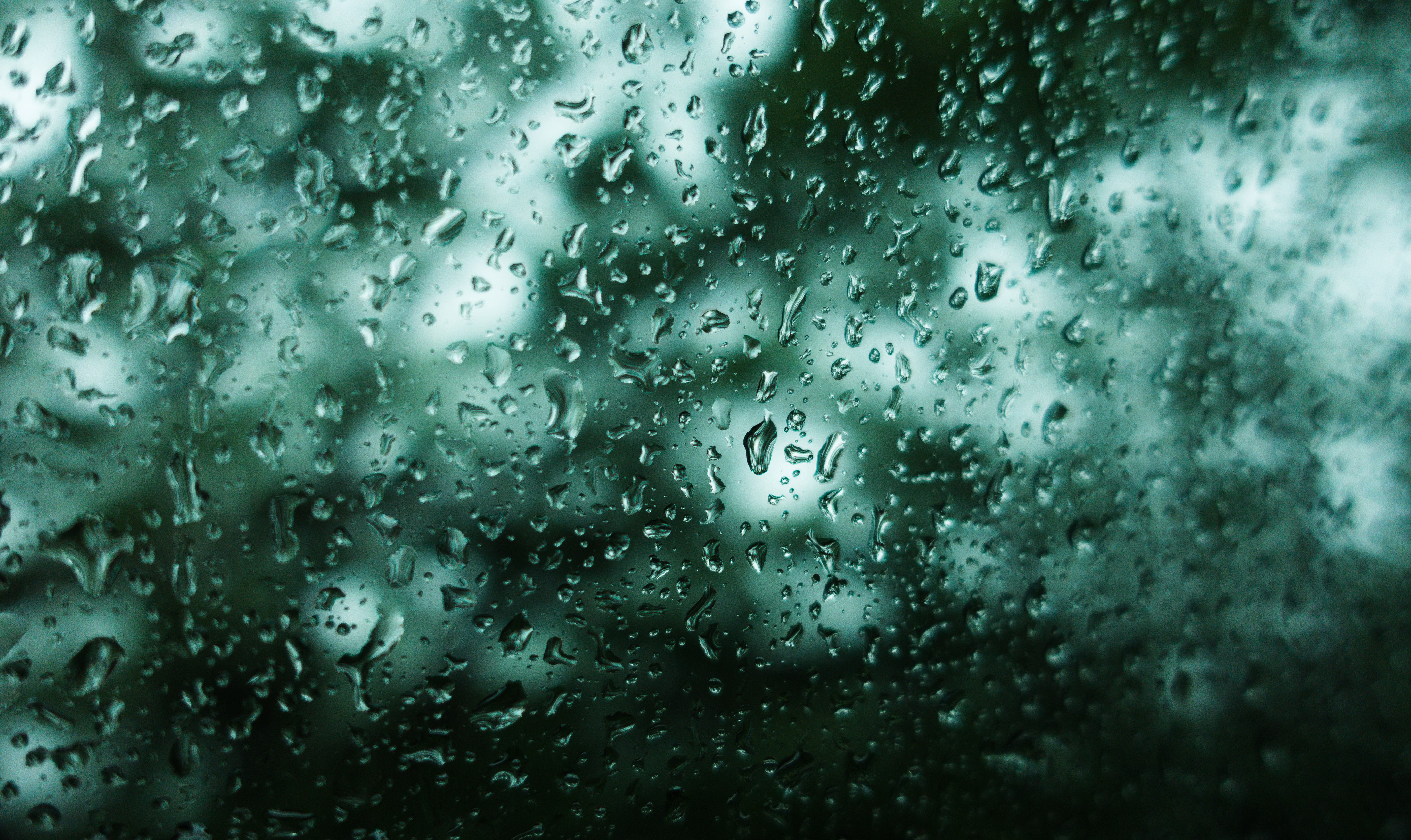 不穏な雨 深い森の中を走る窓ガラスの水滴 の写真素材 ぱくたそ