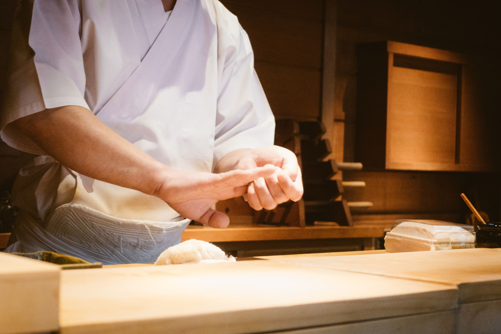 「寿司を握る職人」の写真