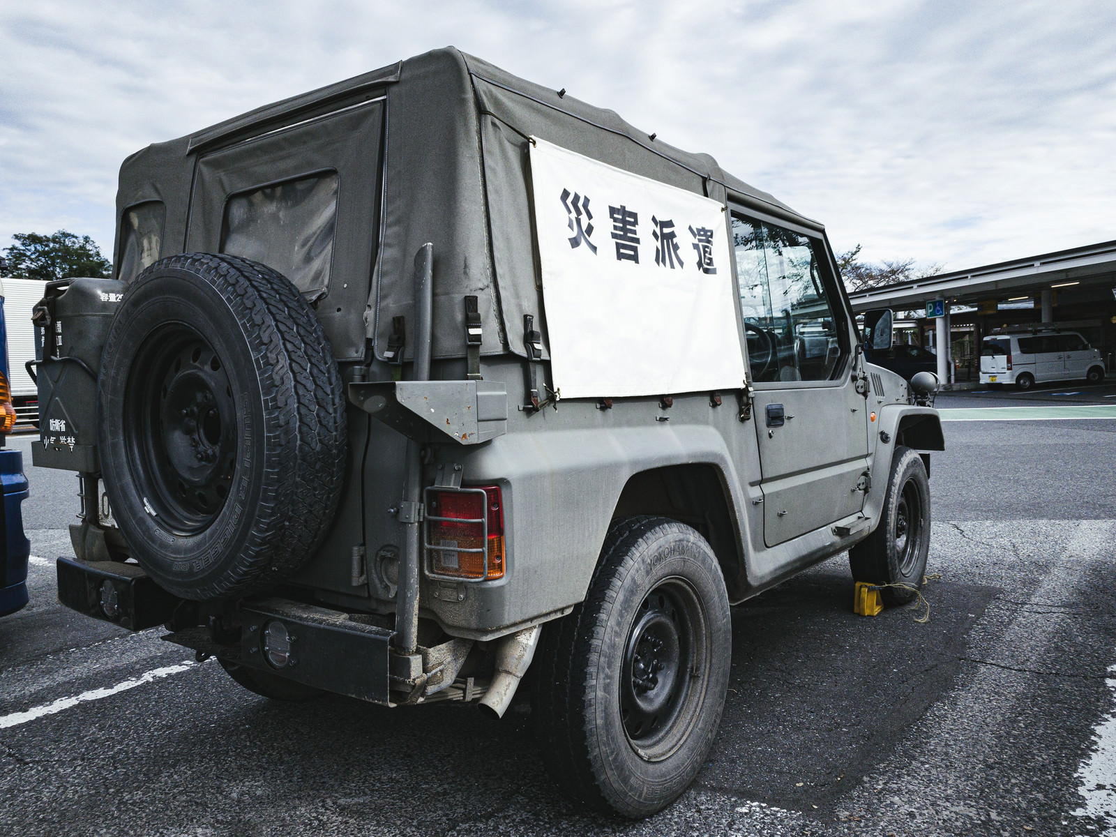 「災害派遣に向かう自衛隊のトラック | フリー素材のぱくたそ」の写真