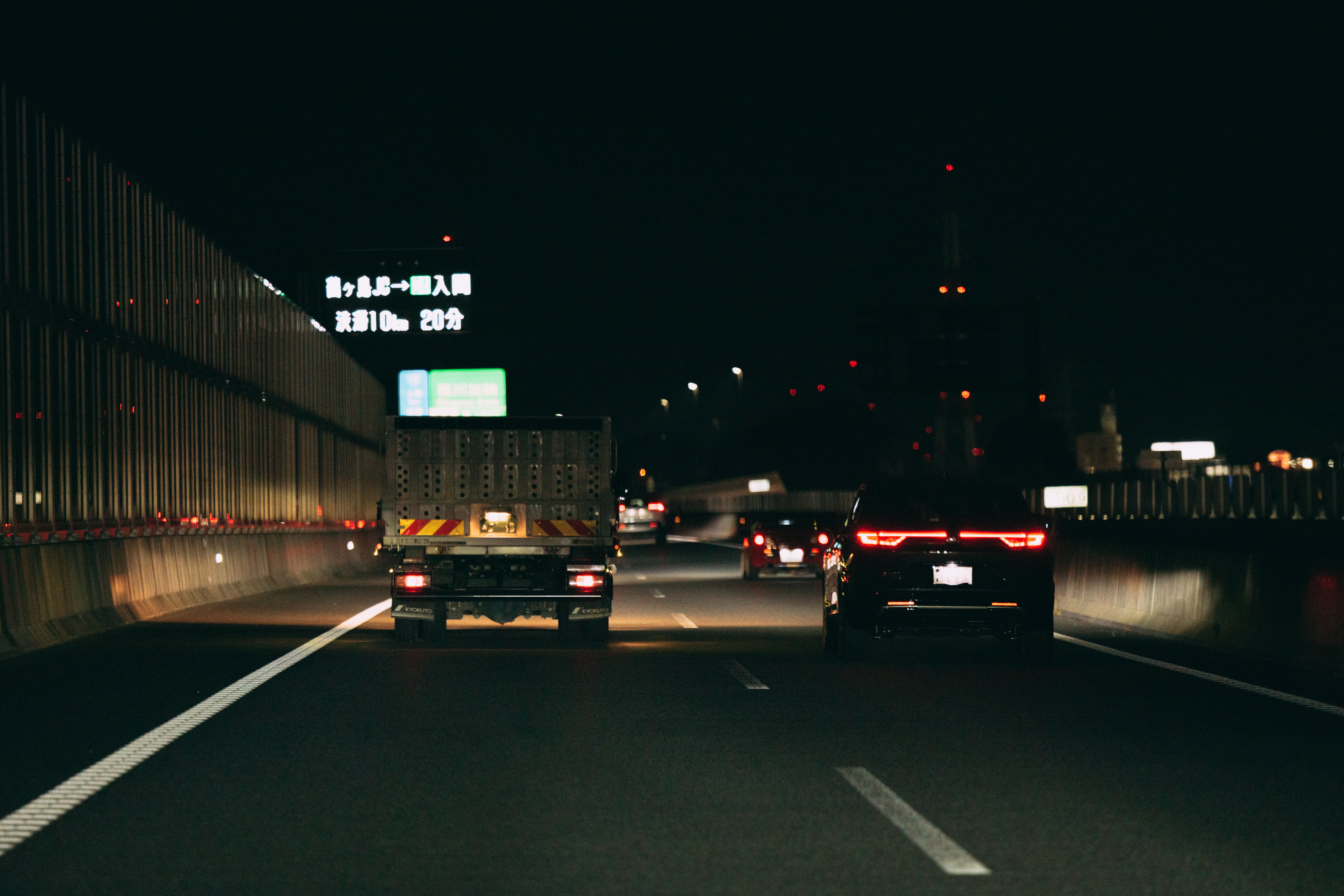 高速道路を走るトラックの写真素材 ぱくたそ 高速道路を走るトラックの写真素材 ぱくたそ
