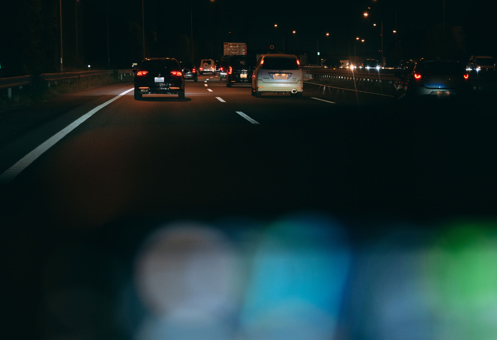 「運転席から見る夜の高速道路 | フリー素材のぱくたそ」の写真
