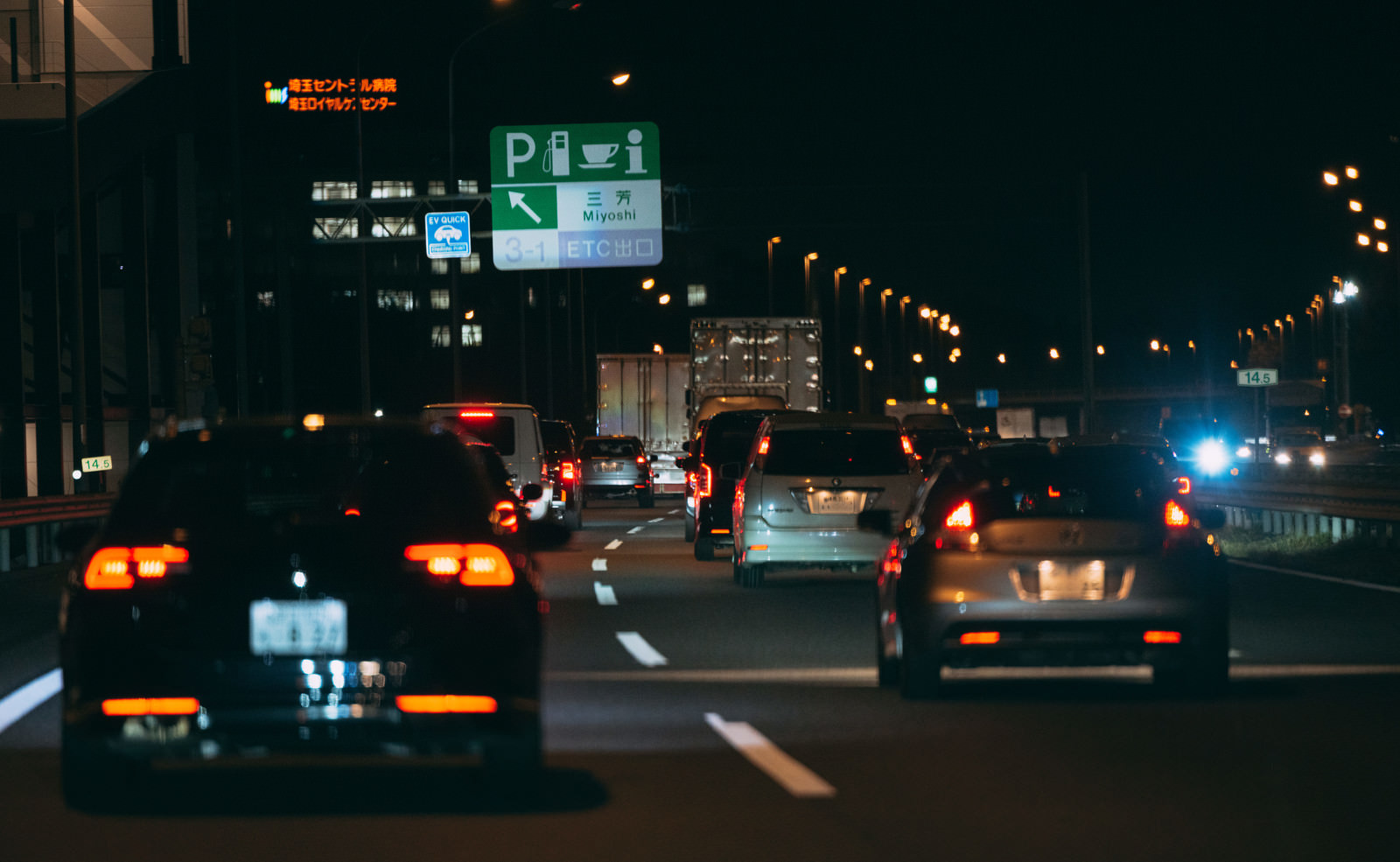 「高速道路の等間隔に光るテールランプ | フリー素材のぱくたそ」の写真