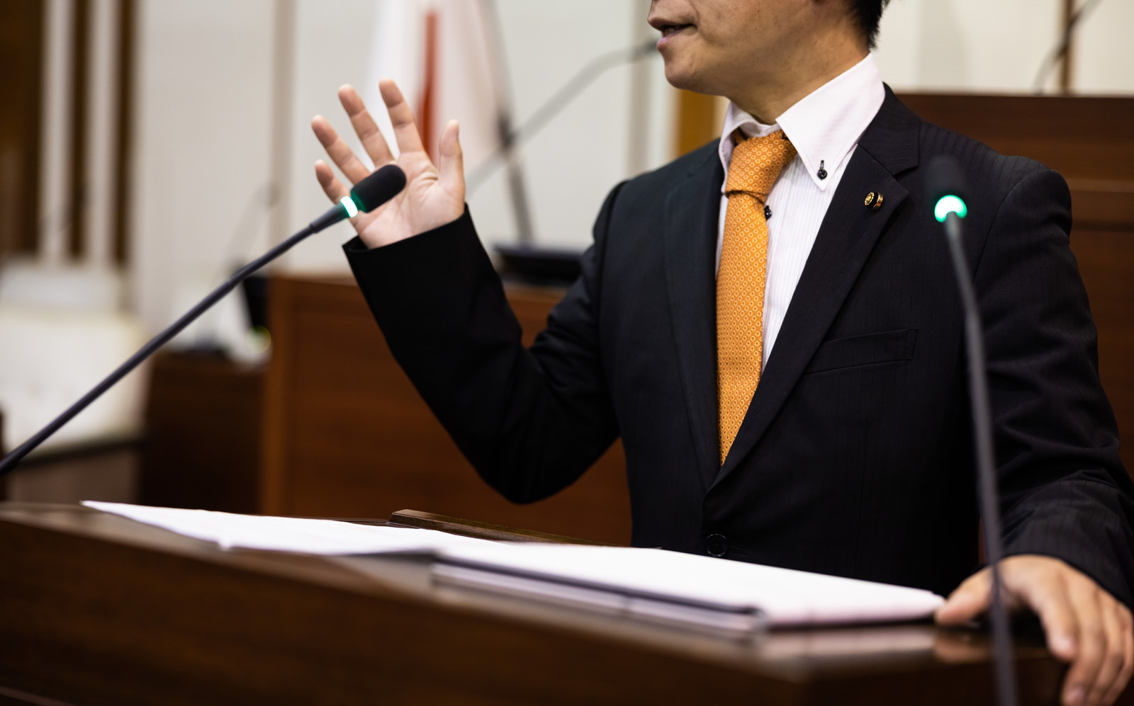 「登壇席で質問する津山市議会議員」の写真