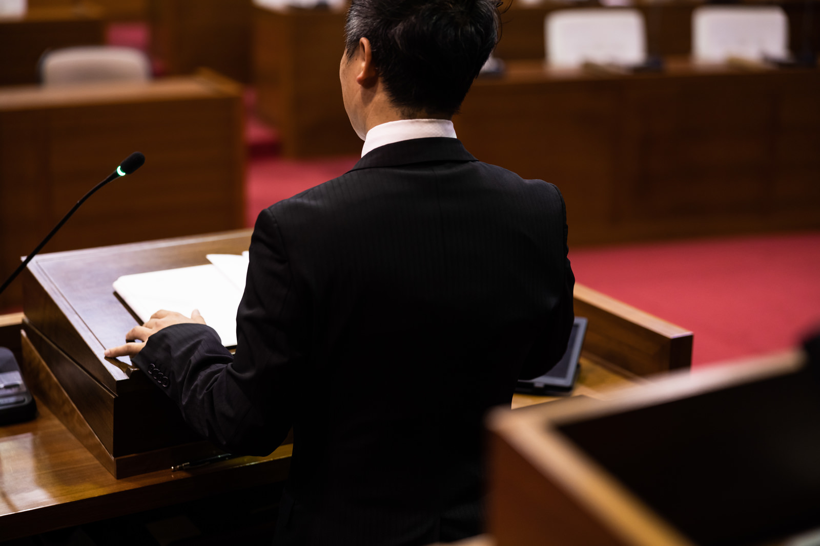 「発言中の津山市議会議員の後ろ姿」の写真