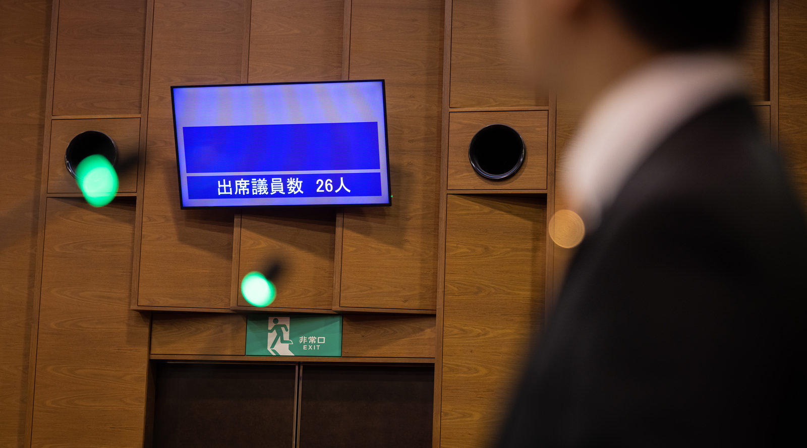 「ある日の津山市議会の出席議員数は26人 | フリー素材のぱくたそ」の写真