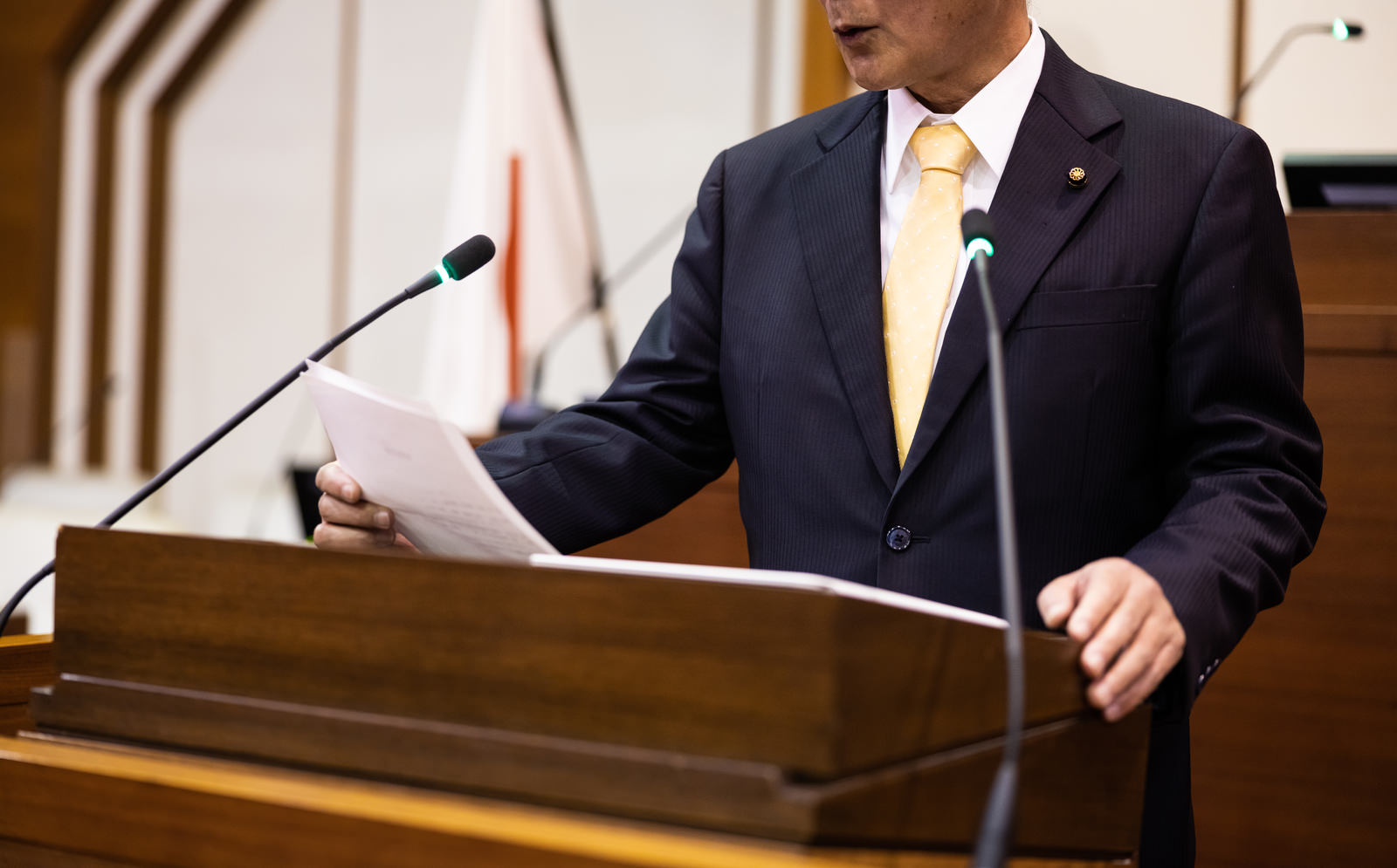 「紙原稿での質問をする津山市議会議員」の写真