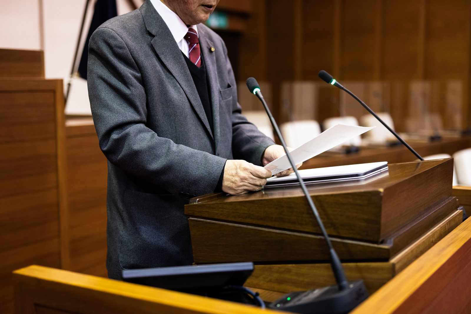 「質問原稿を読み上げる津山市議会議員」の写真