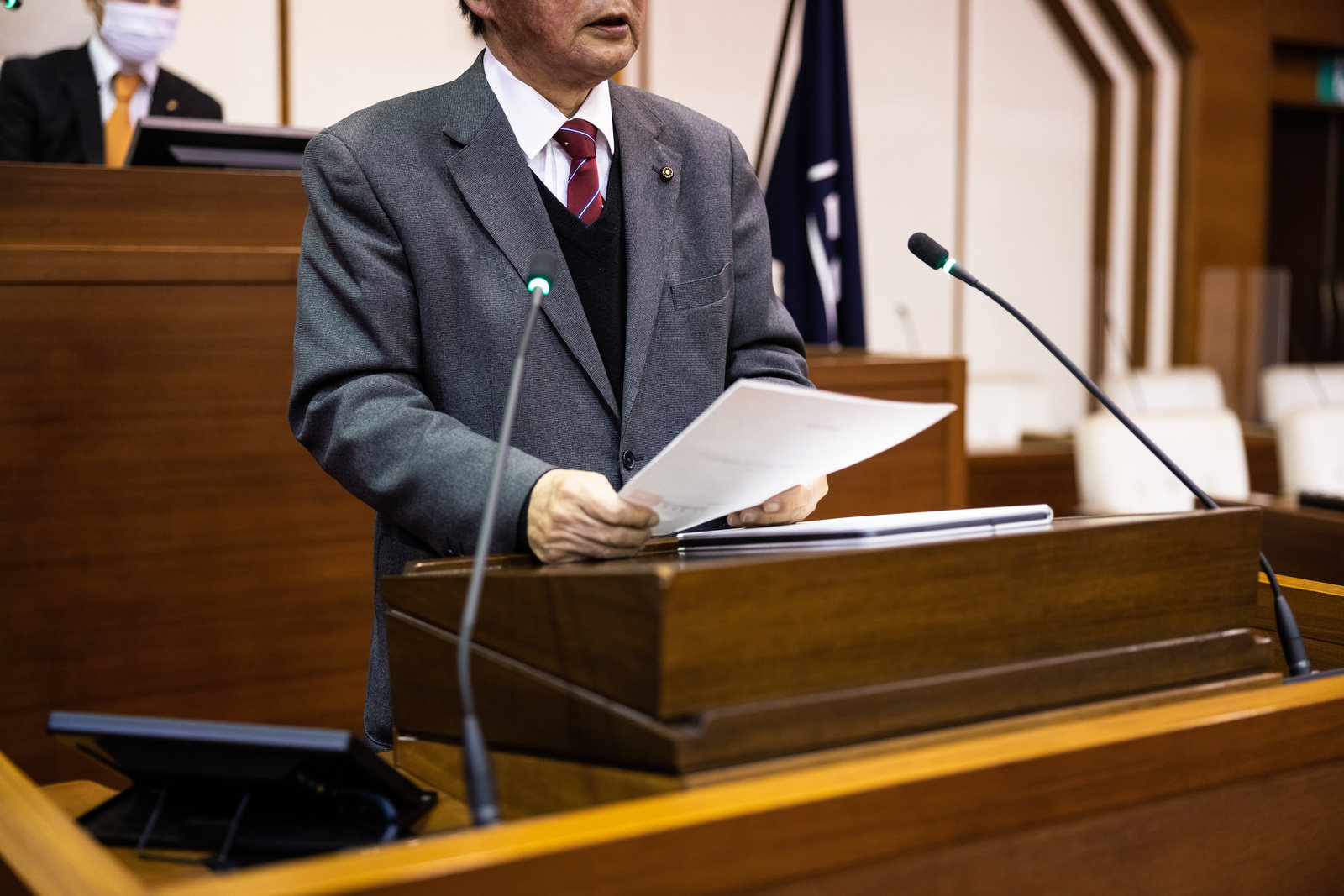 「登壇席で朗々と発言する津山市議会議員」の写真