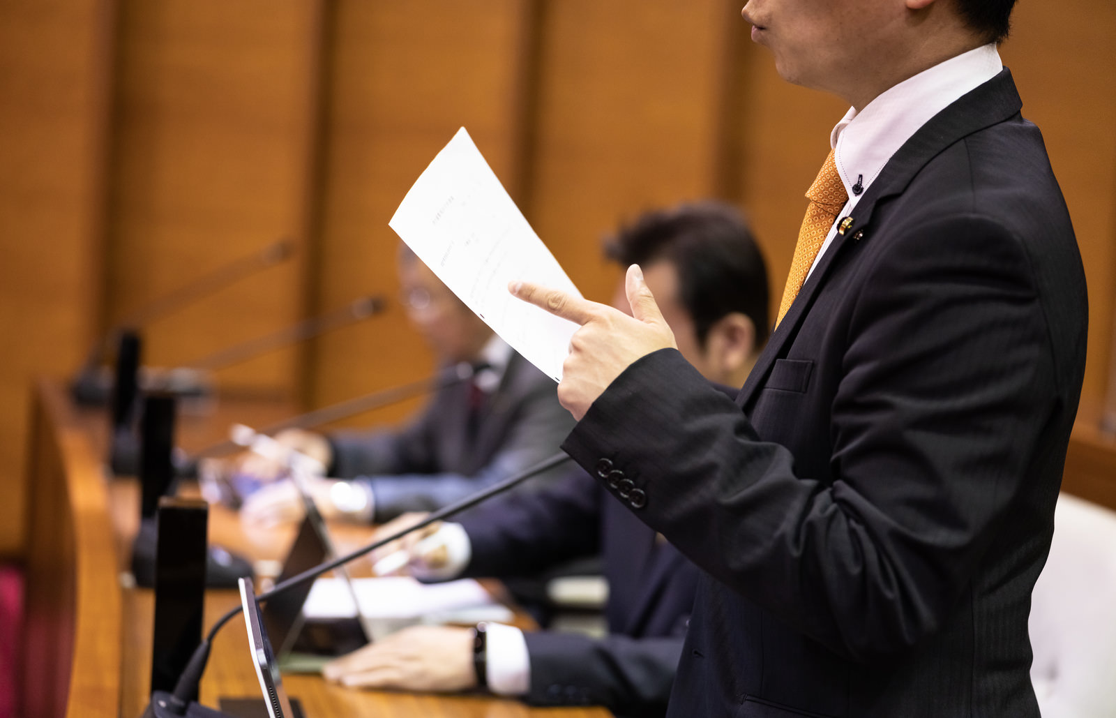「意見を述べる津山市議会議員 | フリー素材のぱくたそ」の写真