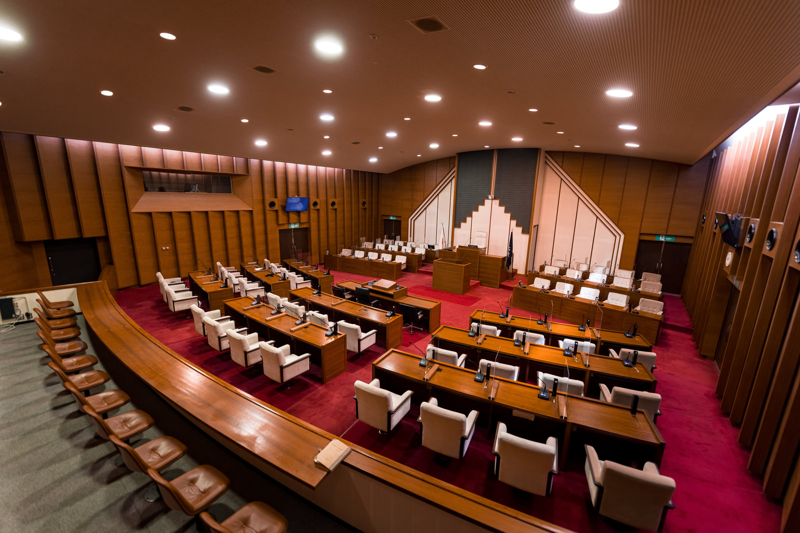 「津山市議会の議場内を報道席から激写 | フリー素材のぱくたそ」の写真