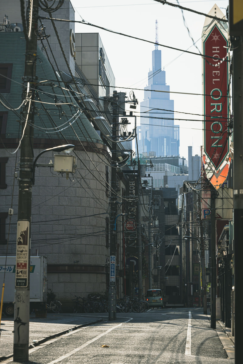 「新宿路地から見上げたNTTドコモ代々木ビル | フリー素材のぱくたそ」の写真