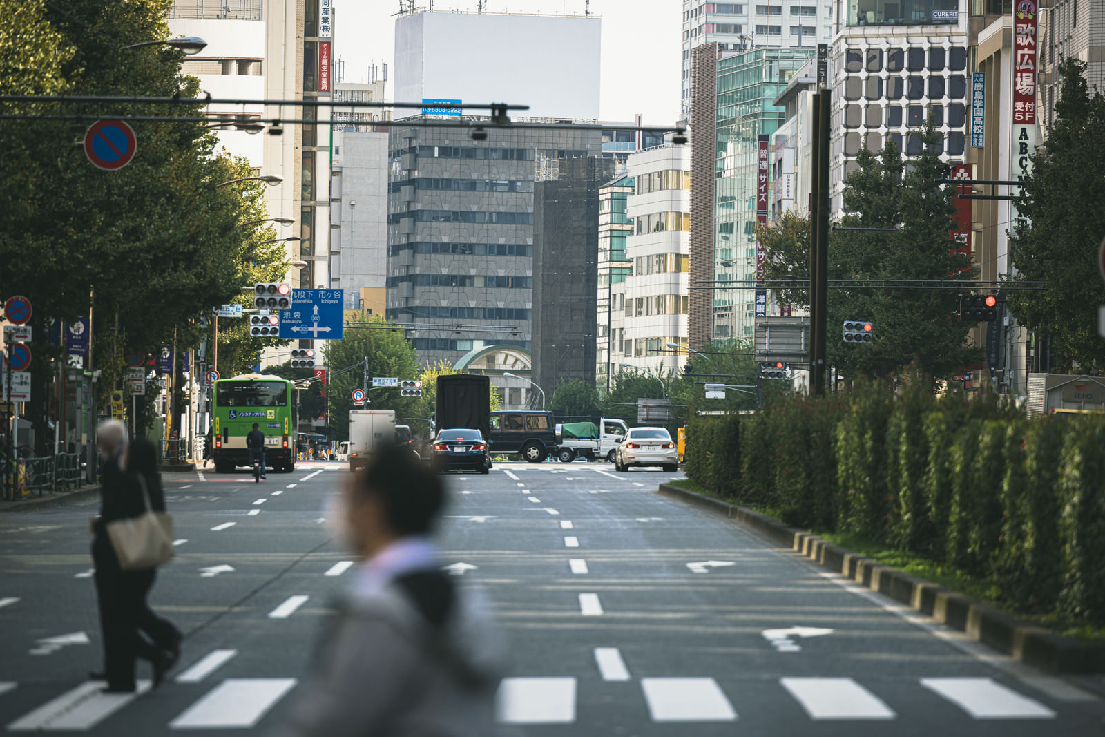 新宿の横断歩道から見た車道の写真素材 ぱくたそ