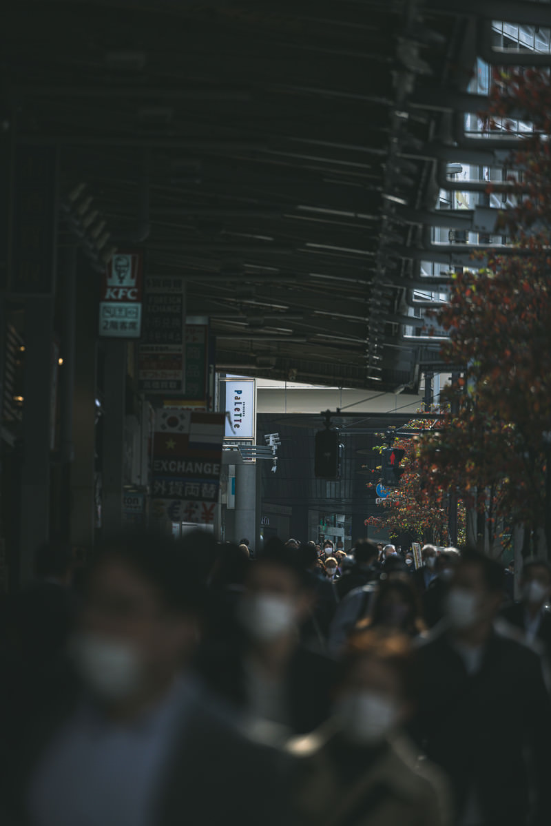 「新宿アーケードの人混み | フリー素材のぱくたそ」の写真