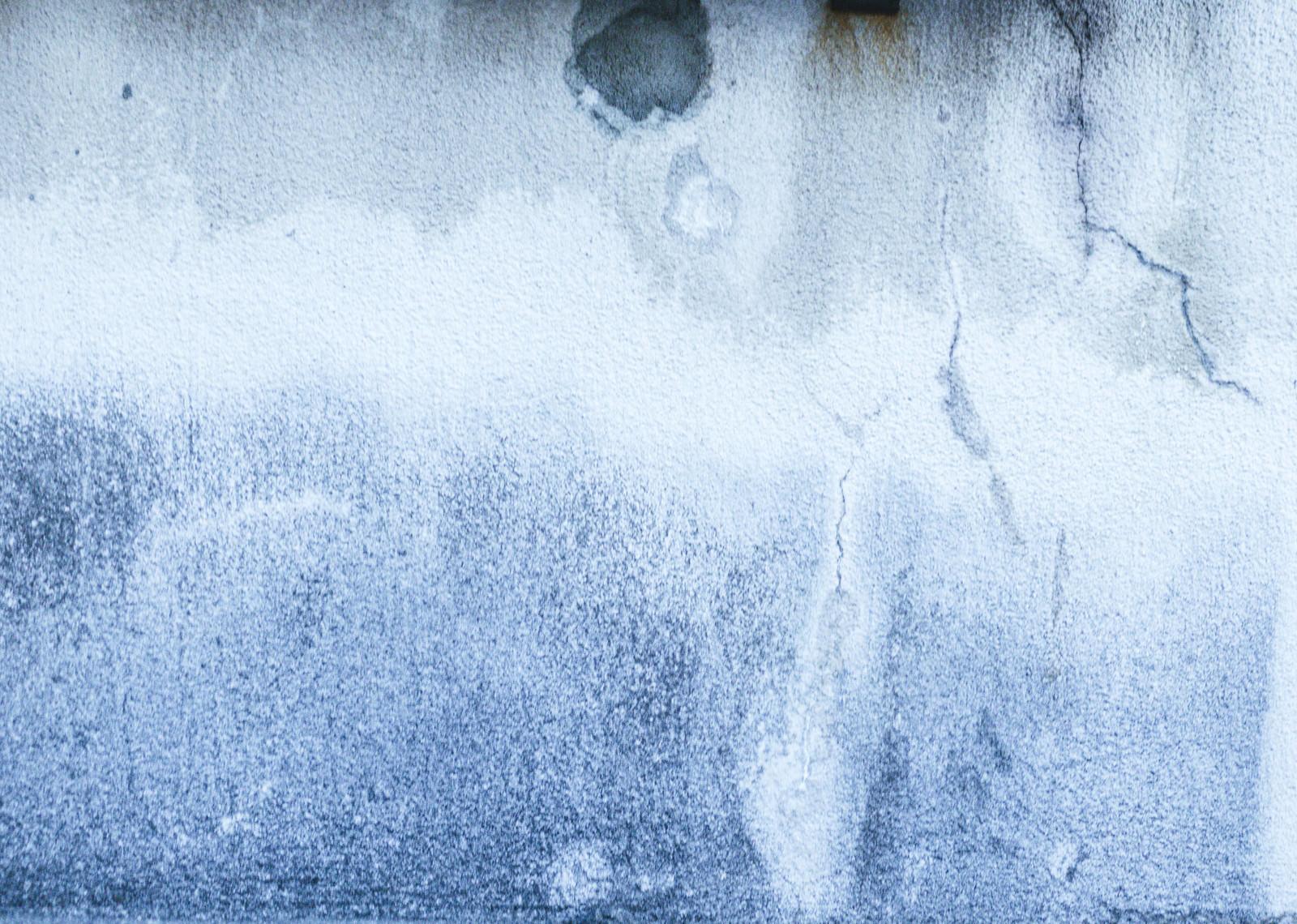 「エフロで白く染まる壁 | フリー素材のぱくたそ」の写真