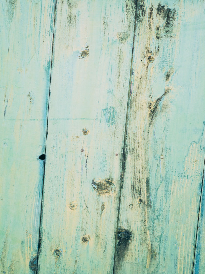 「木目と節の汚れが強調された板（テクスチャー）」の写真