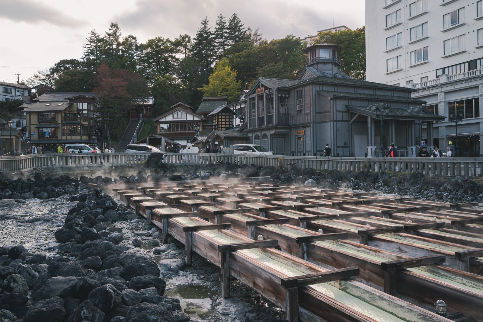 湯畑を望む温泉街の写真を無料ダウンロード フリー素材 ぱくたそ 湯畑を望む温泉街の写真を無料ダウンロード フリー素材 ぱくたそ
