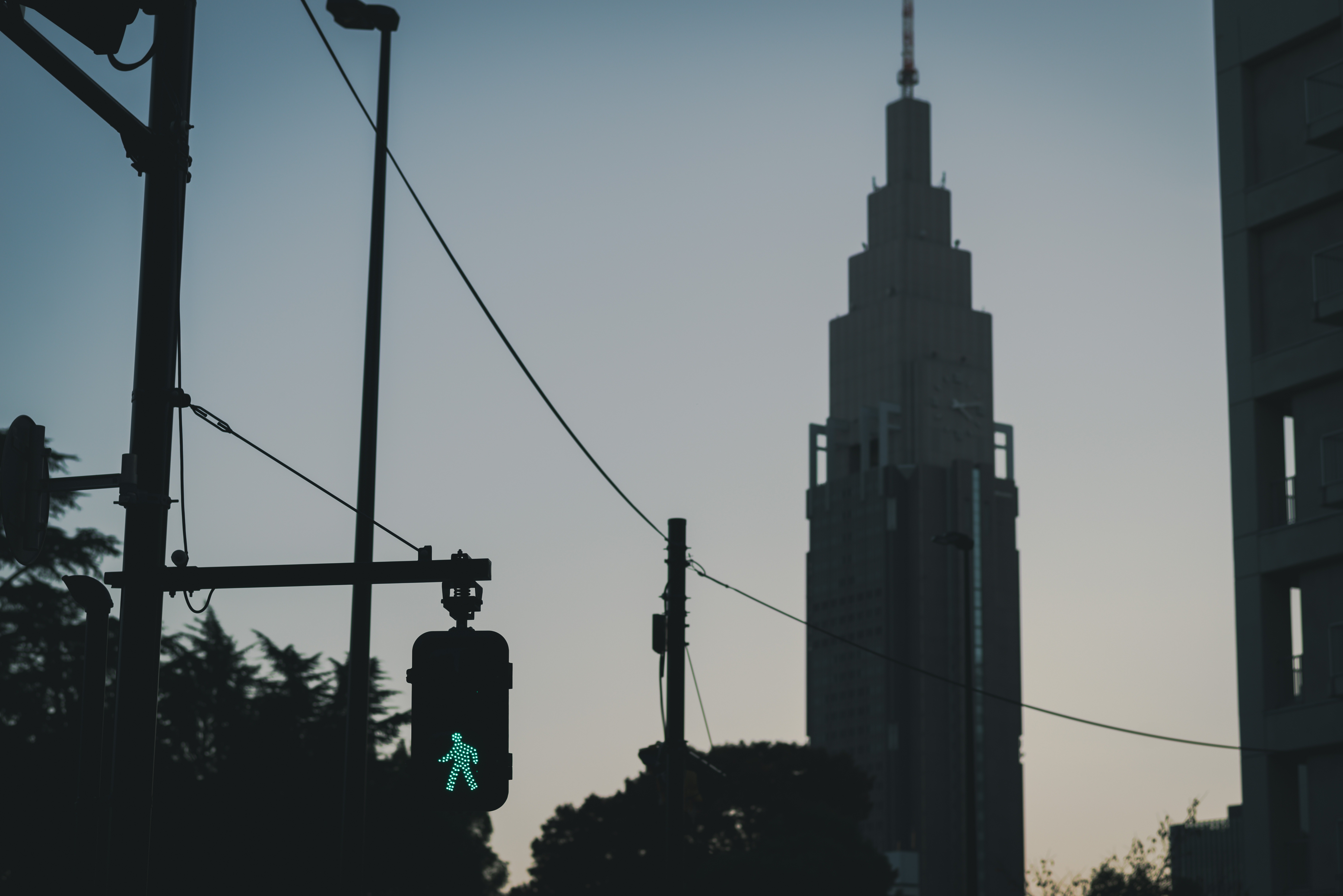 横断歩道の青信号とnttドコモタワーのシルエットの写真を無料ダウンロード フリー素材 ぱくたそ 横断歩道の青信号とnttドコモタワーのシルエットの写真を無料ダウンロード フリー素材 ぱくたそ