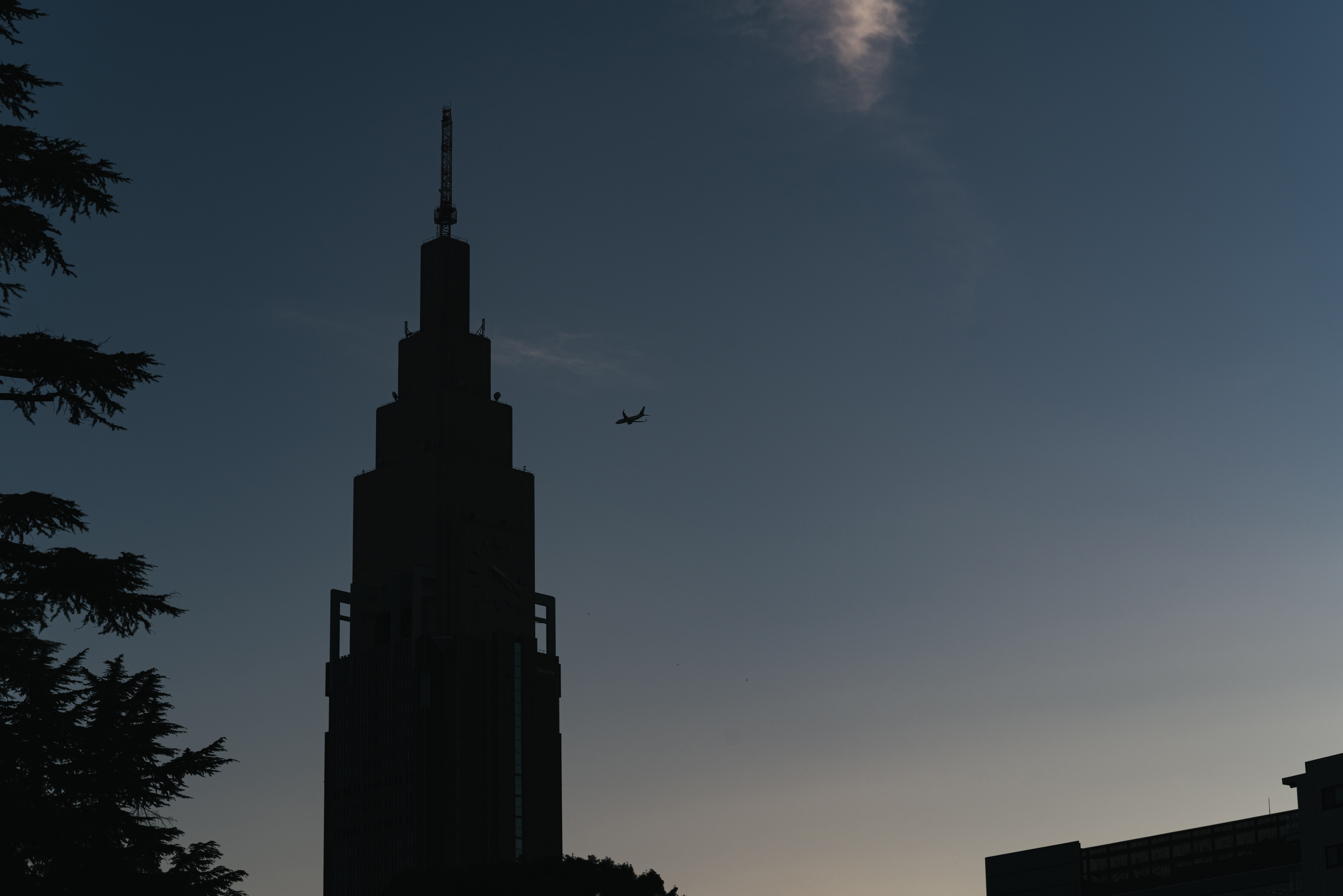 青空に映る時計台と飛行機のシルエットの写真を無料ダウンロード フリー素材 ぱくたそ 青空に映る時計台と飛行機のシルエットの写真を無料ダウンロード フリー素材 ぱくたそ