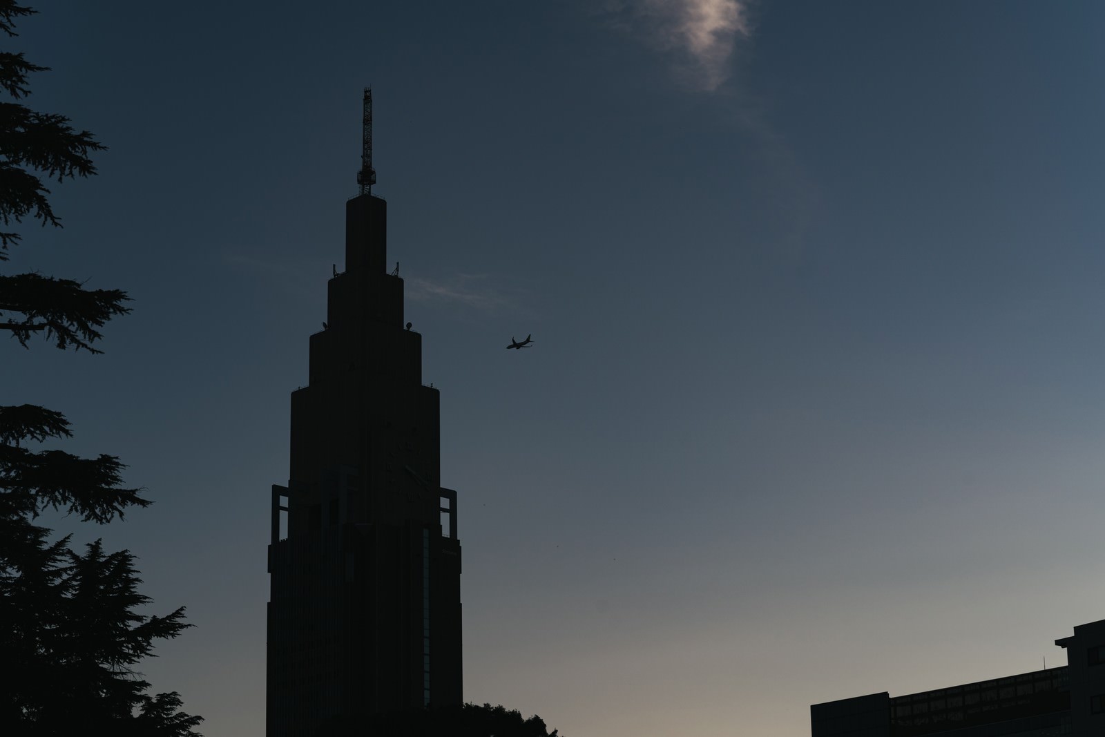 青空に映る時計台と飛行機のシルエットの写真を無料ダウンロード フリー素材 ぱくたそ 青空に映る時計台と飛行機のシルエットの写真を無料ダウンロード フリー素材 ぱくたそ