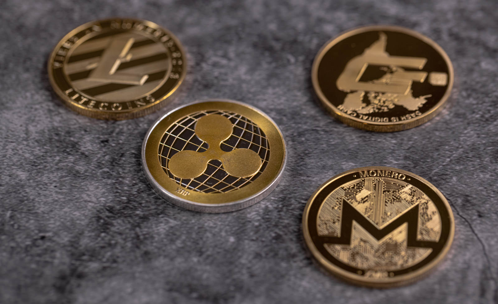 四種類の暗号通貨コインの無料の写真素材 - ID.43459｜フリー素材 ぱくたそ